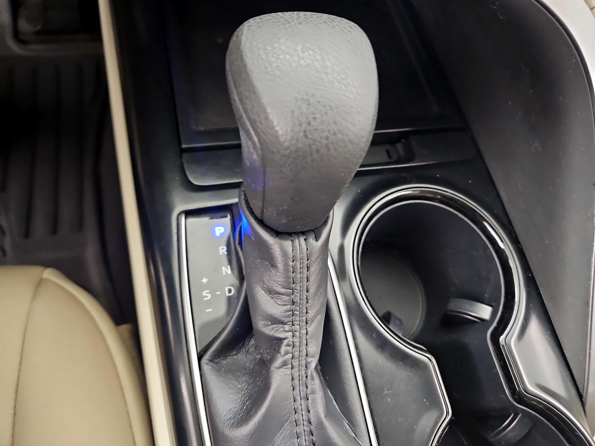 Thumbnail: 2019 Toyota Camry - 17