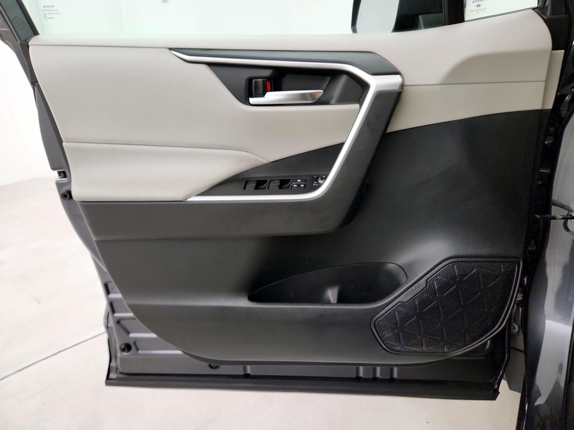 Thumbnail: 2020 Toyota RAV4 - 12