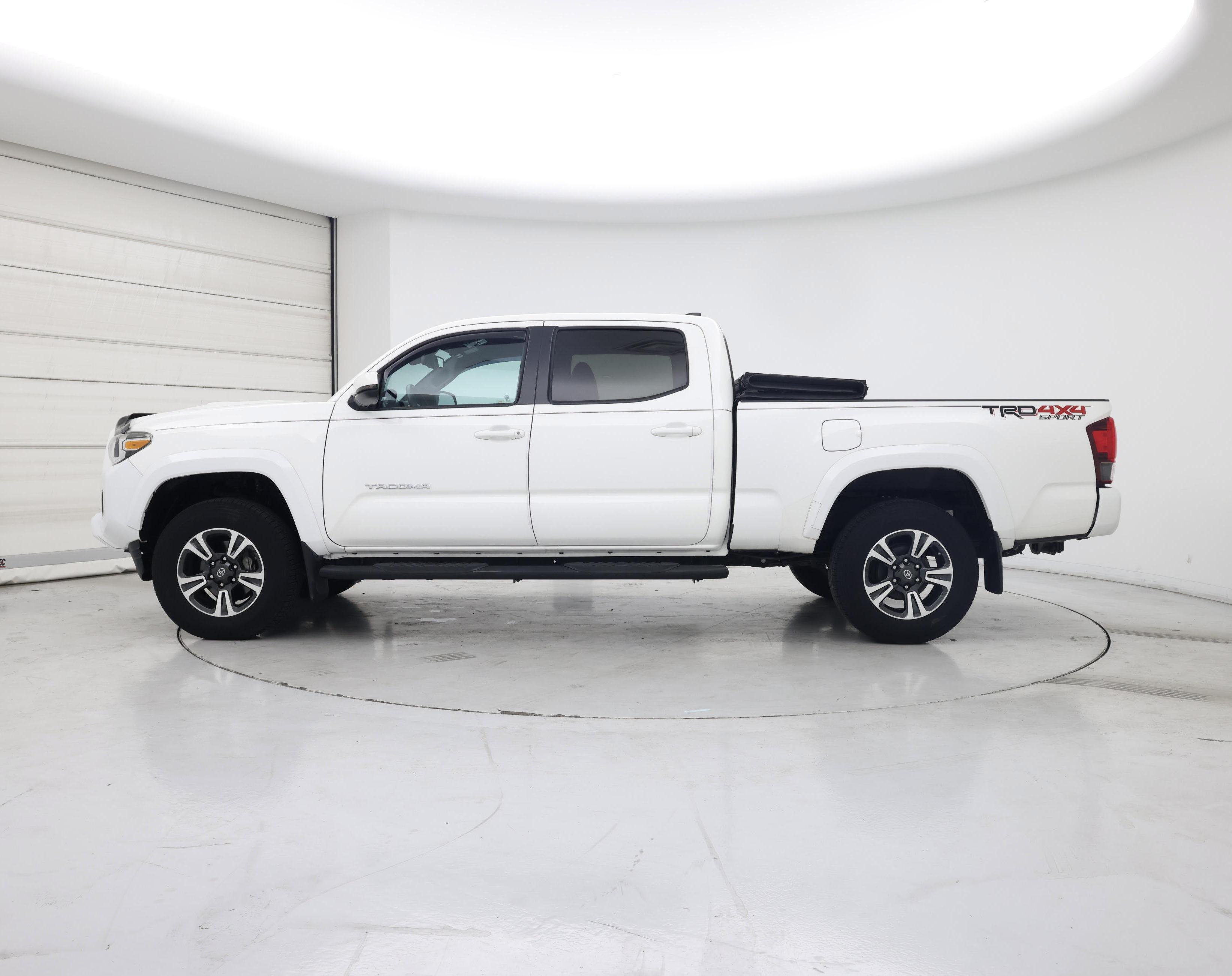 Thumbnail: 2019 Toyota Tacoma - 3