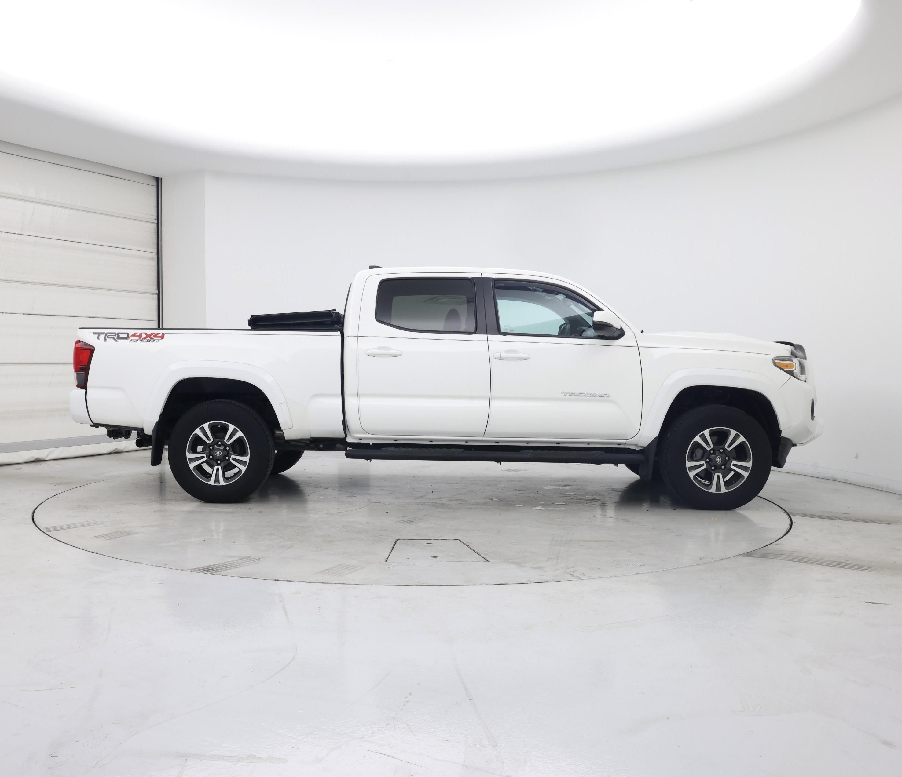 Thumbnail: 2019 Toyota Tacoma - 7