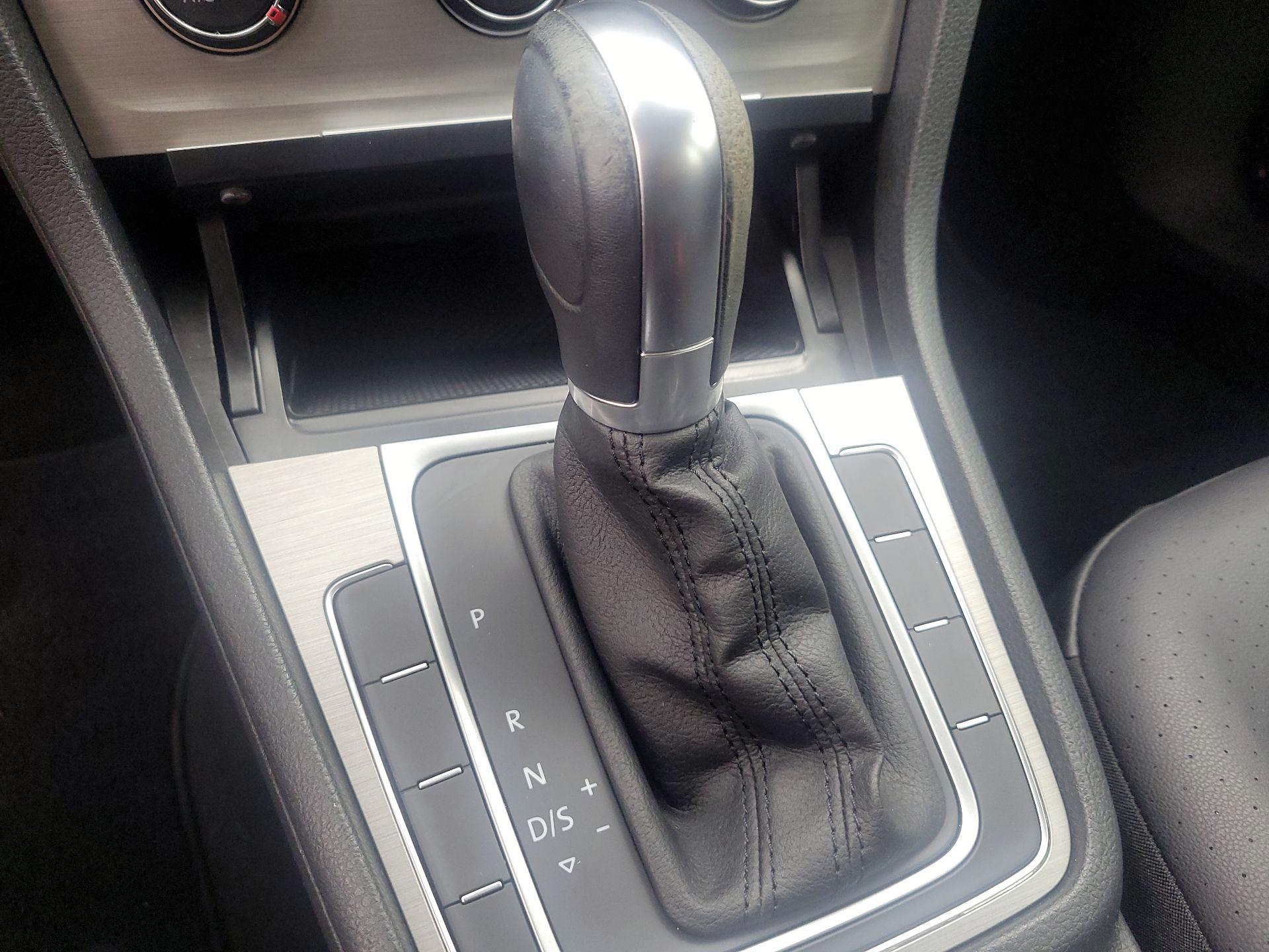 Thumbnail: 2015 Volkswagen Golf - 16