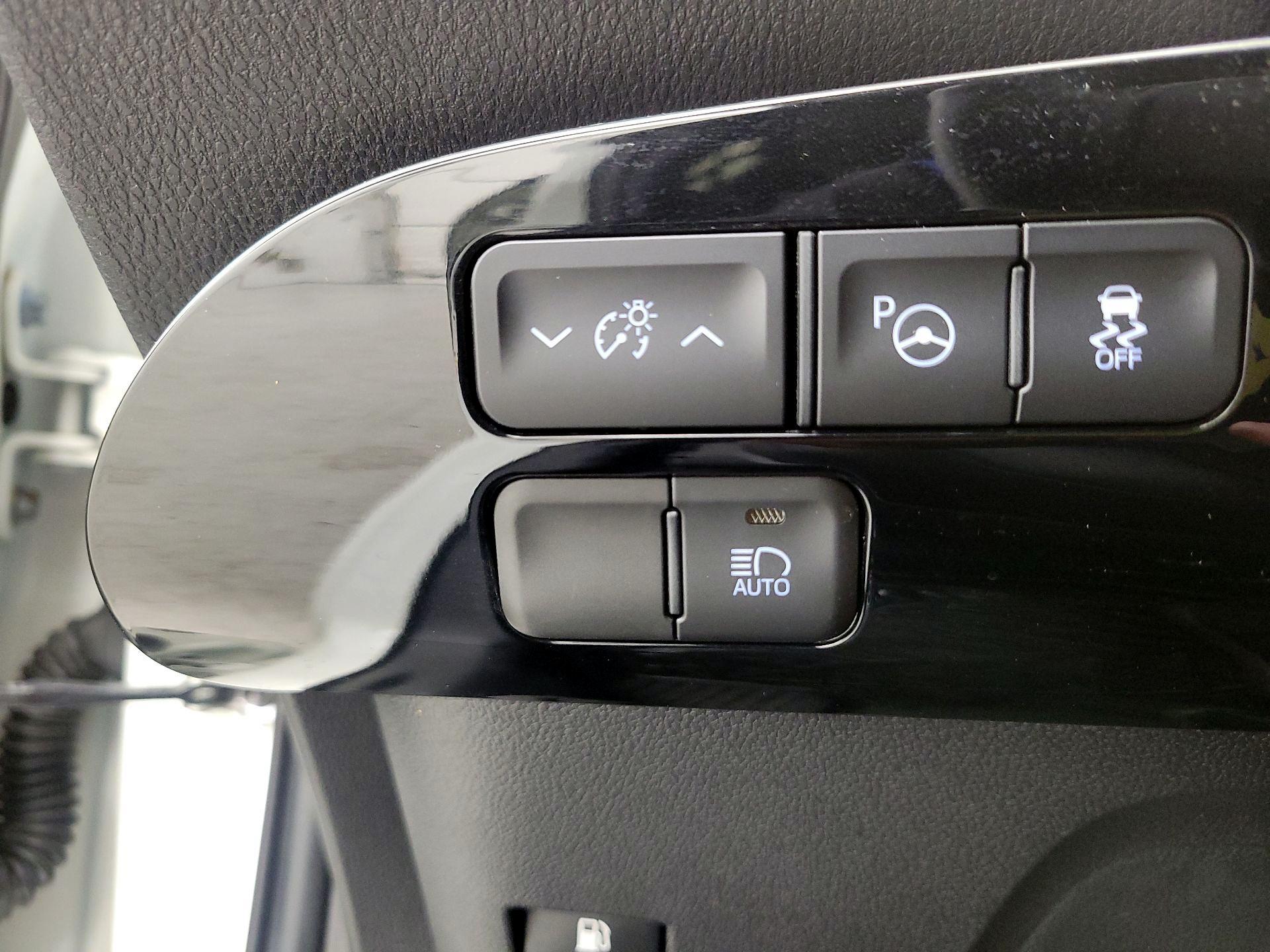 Thumbnail: 2017 Toyota Prius - 13