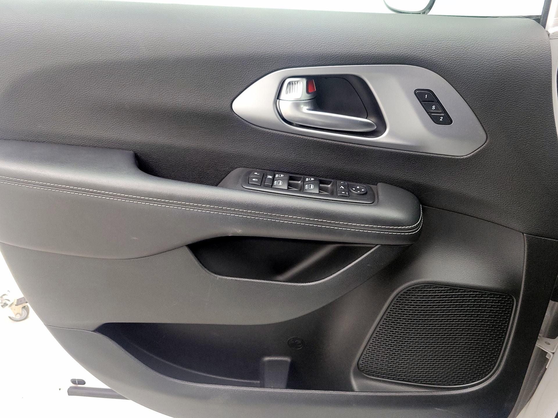Thumbnail: 2018 Chrysler Pacifica - 12