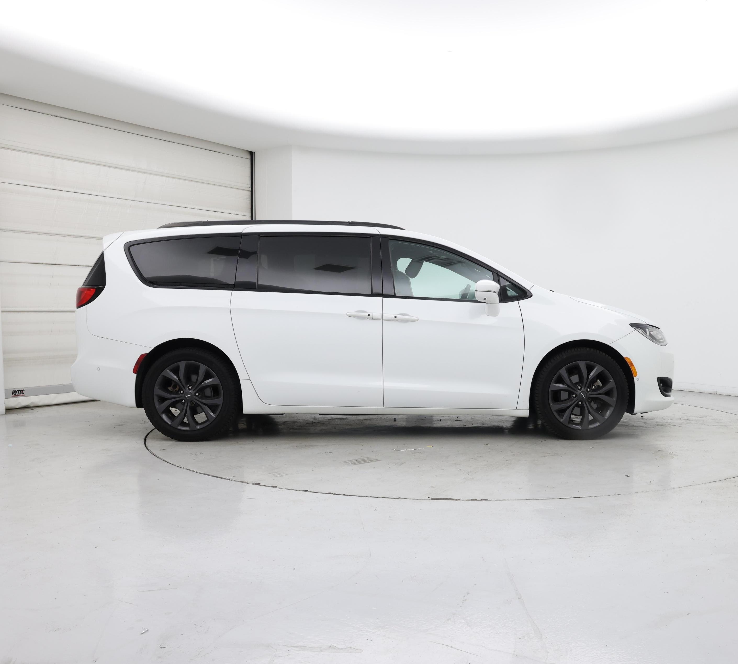 Thumbnail: 2018 Chrysler Pacifica - 7
