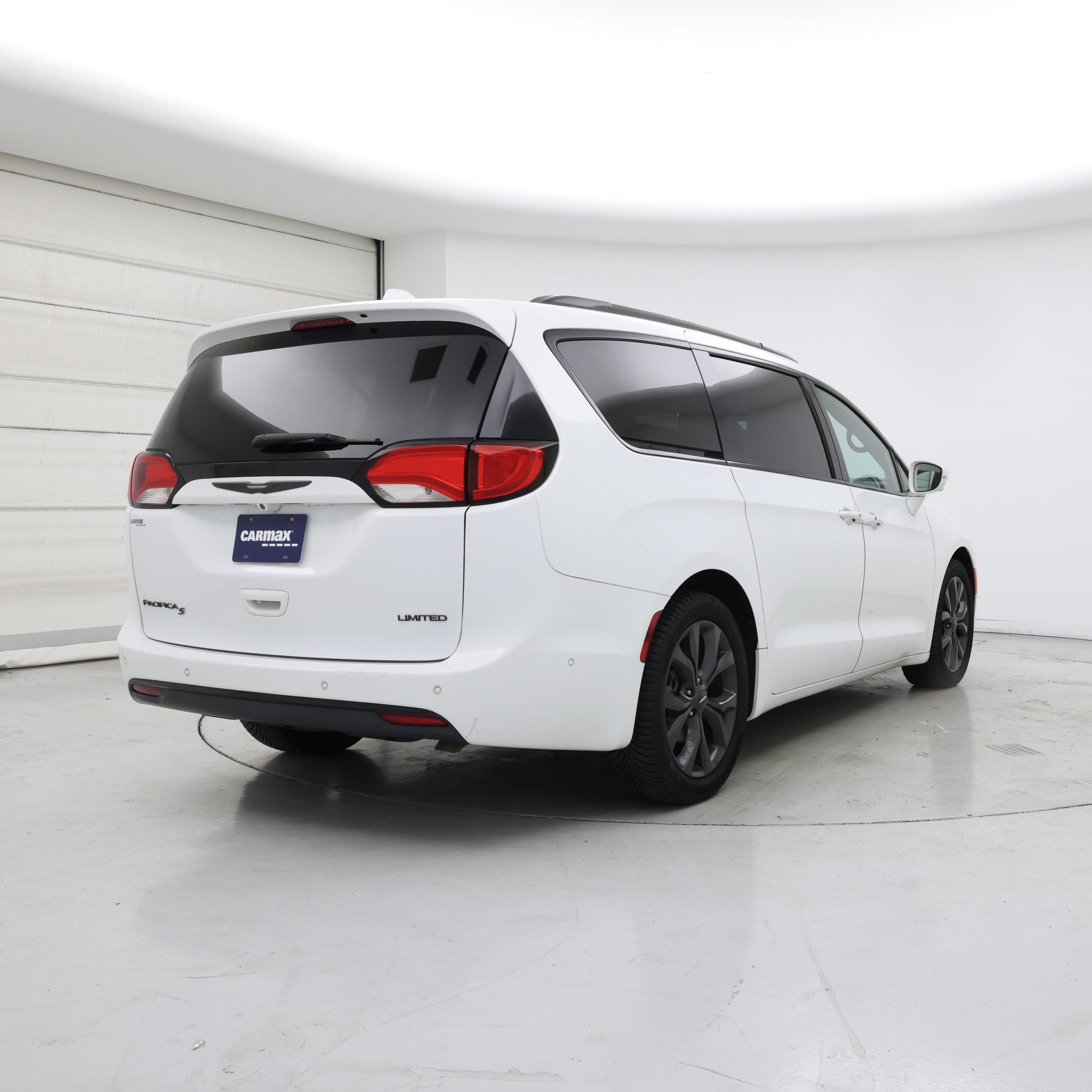 Thumbnail: 2018 Chrysler Pacifica - 8