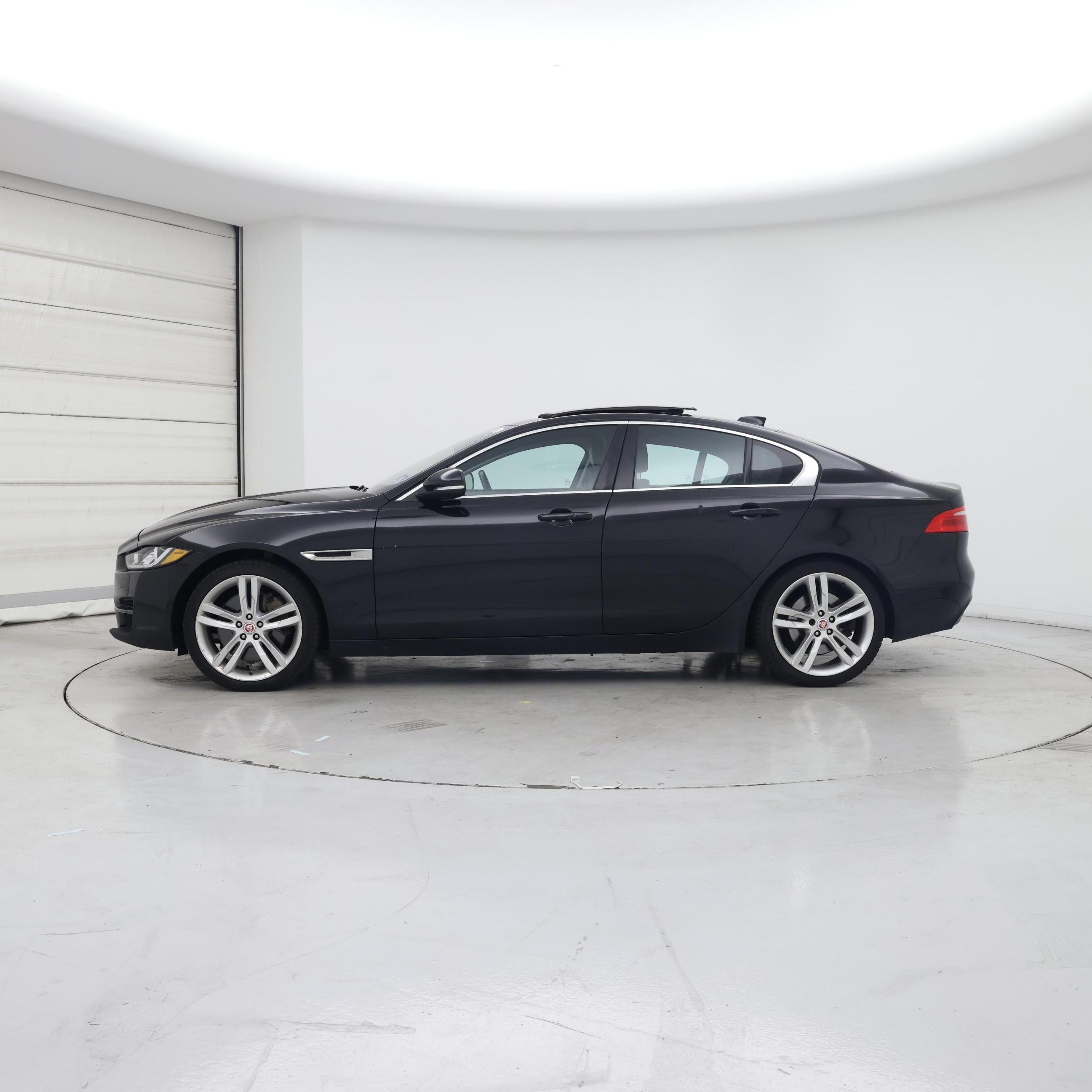 Thumbnail: 2017 Jaguar XE - 3