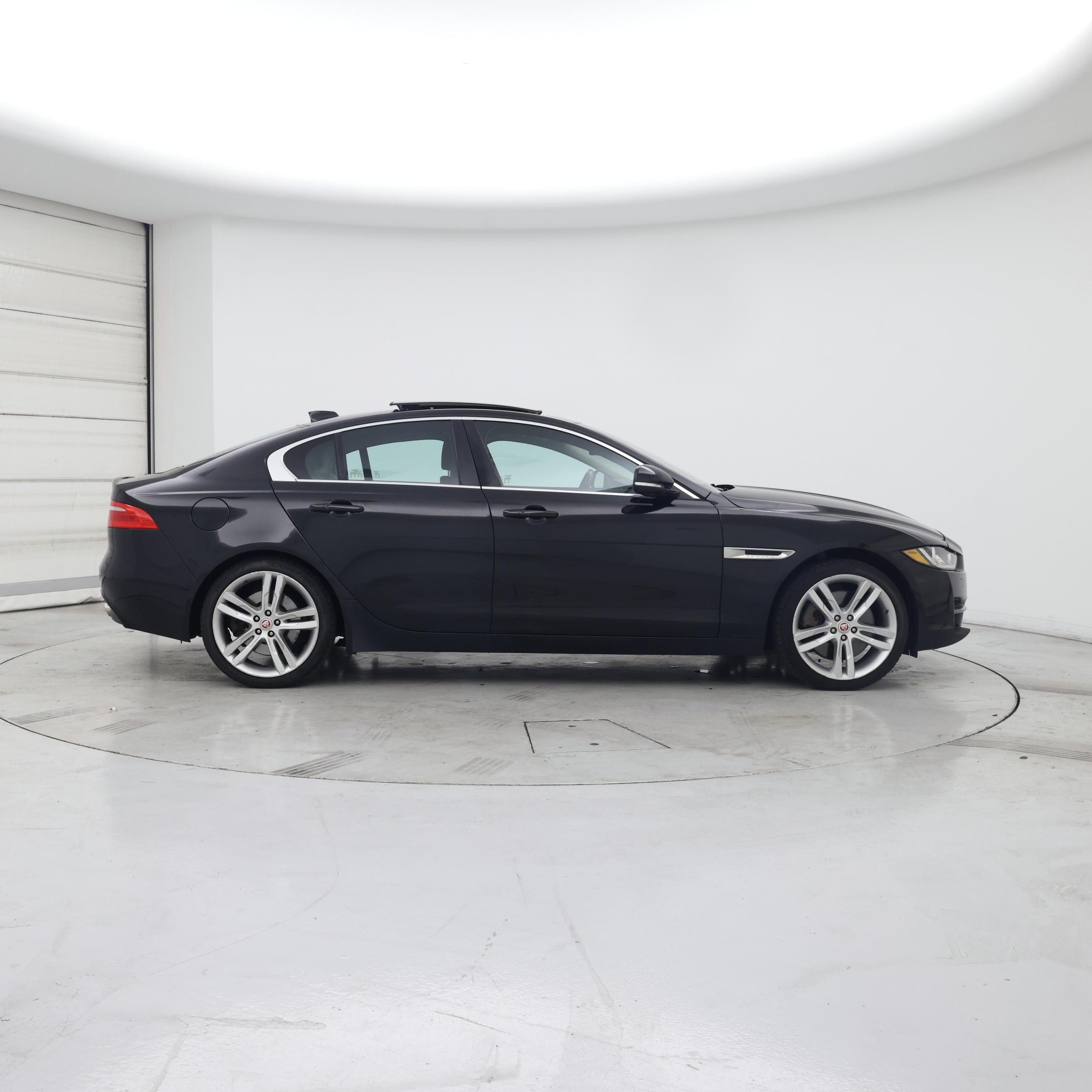 Thumbnail: 2017 Jaguar XE - 7