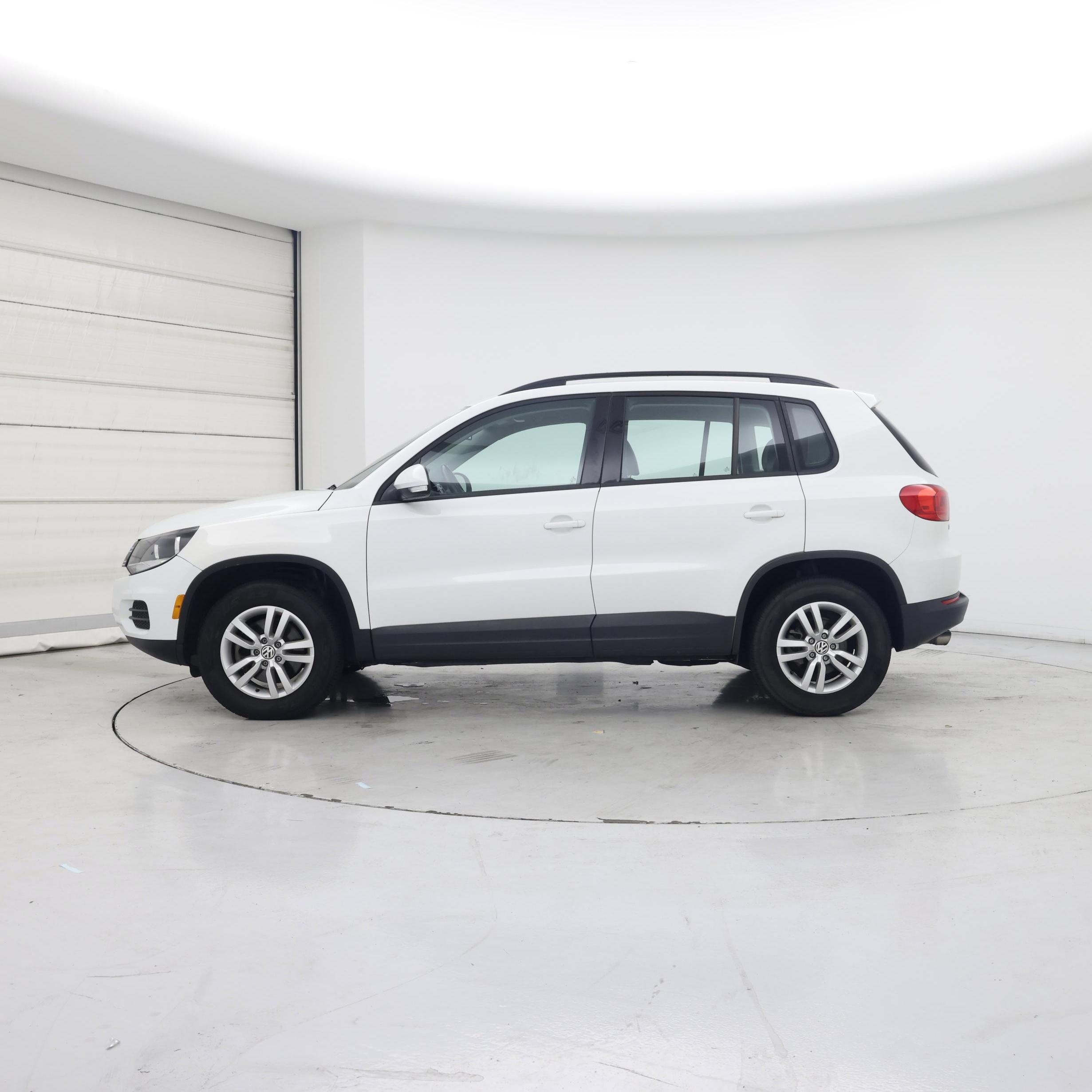 Thumbnail: 2017 Volkswagen Tiguan - 3