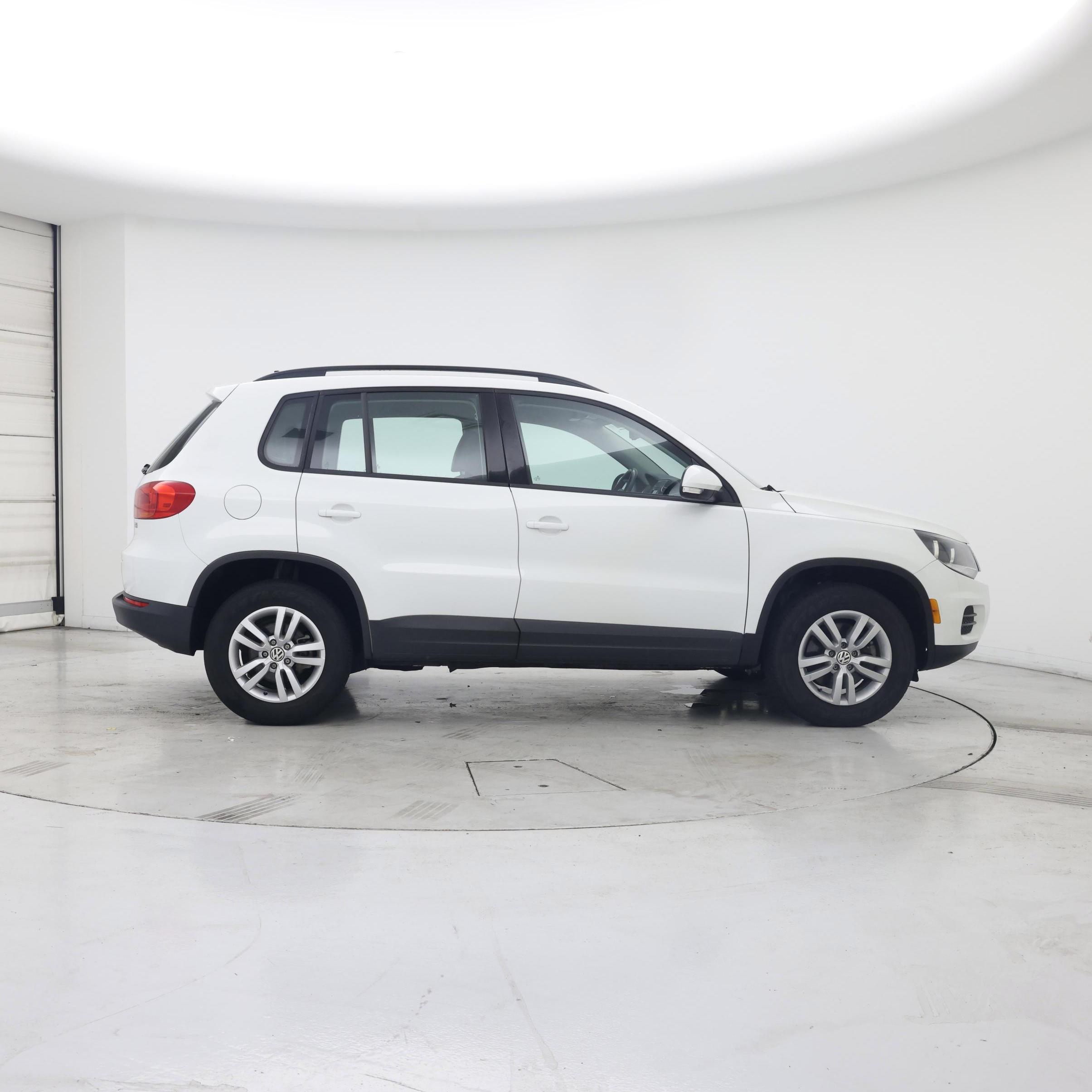 Thumbnail: 2017 Volkswagen Tiguan - 7