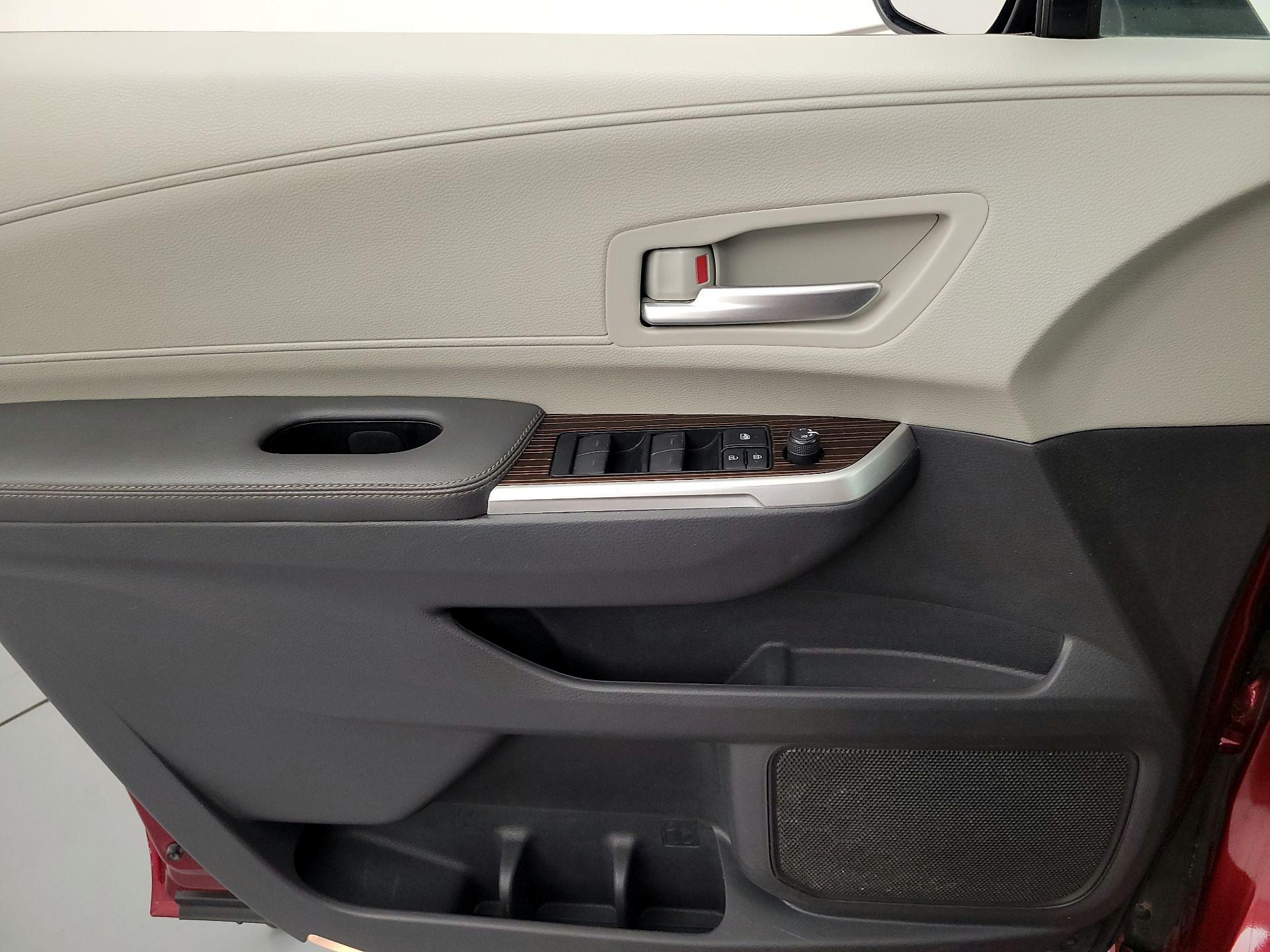 Thumbnail: 2021 Toyota Sienna - 12