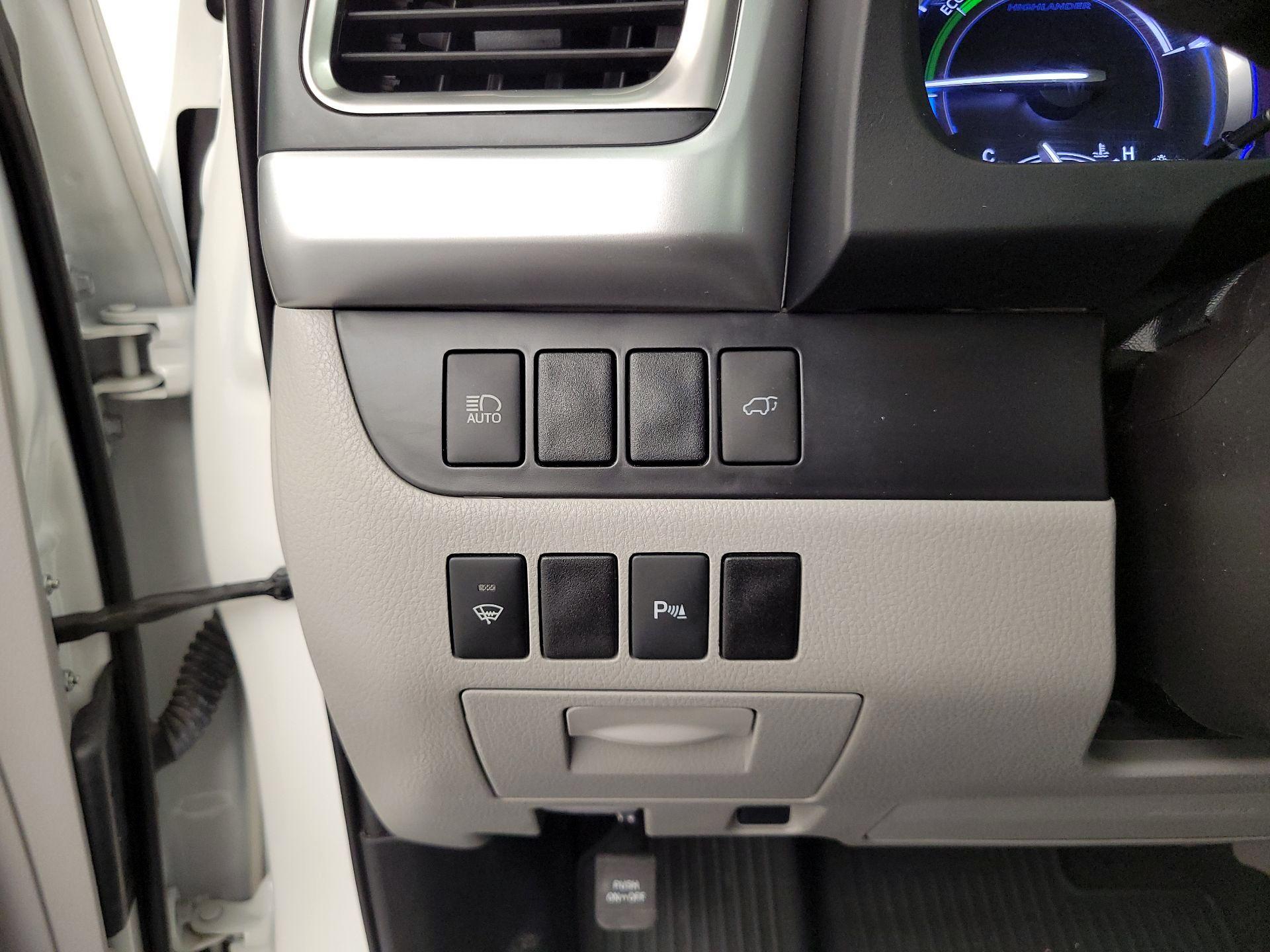 Thumbnail: 2019 Toyota Highlander - 11