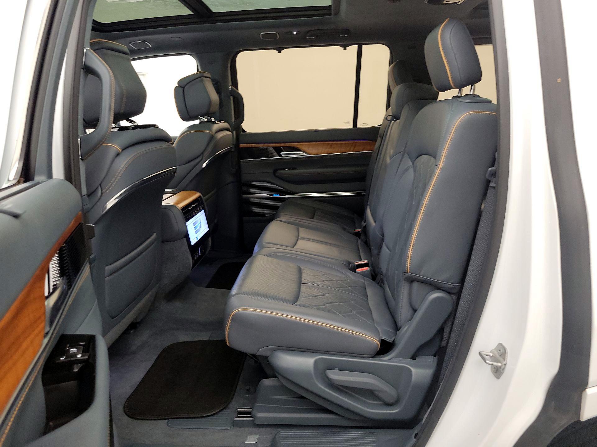 Thumbnail: 2022 Jeep Grand Wagoneer - 20