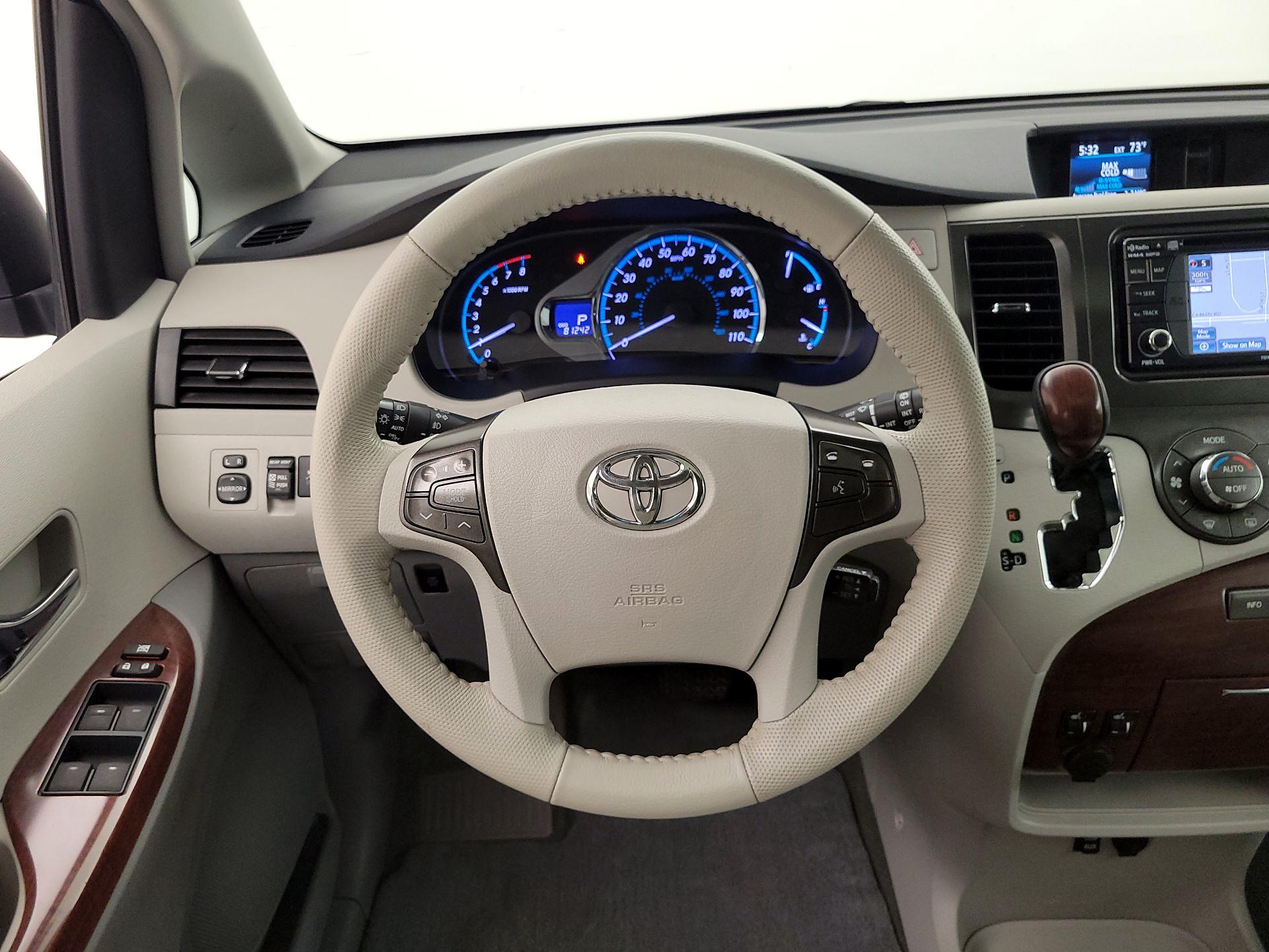 Thumbnail: 2014 Toyota Sienna - 10
