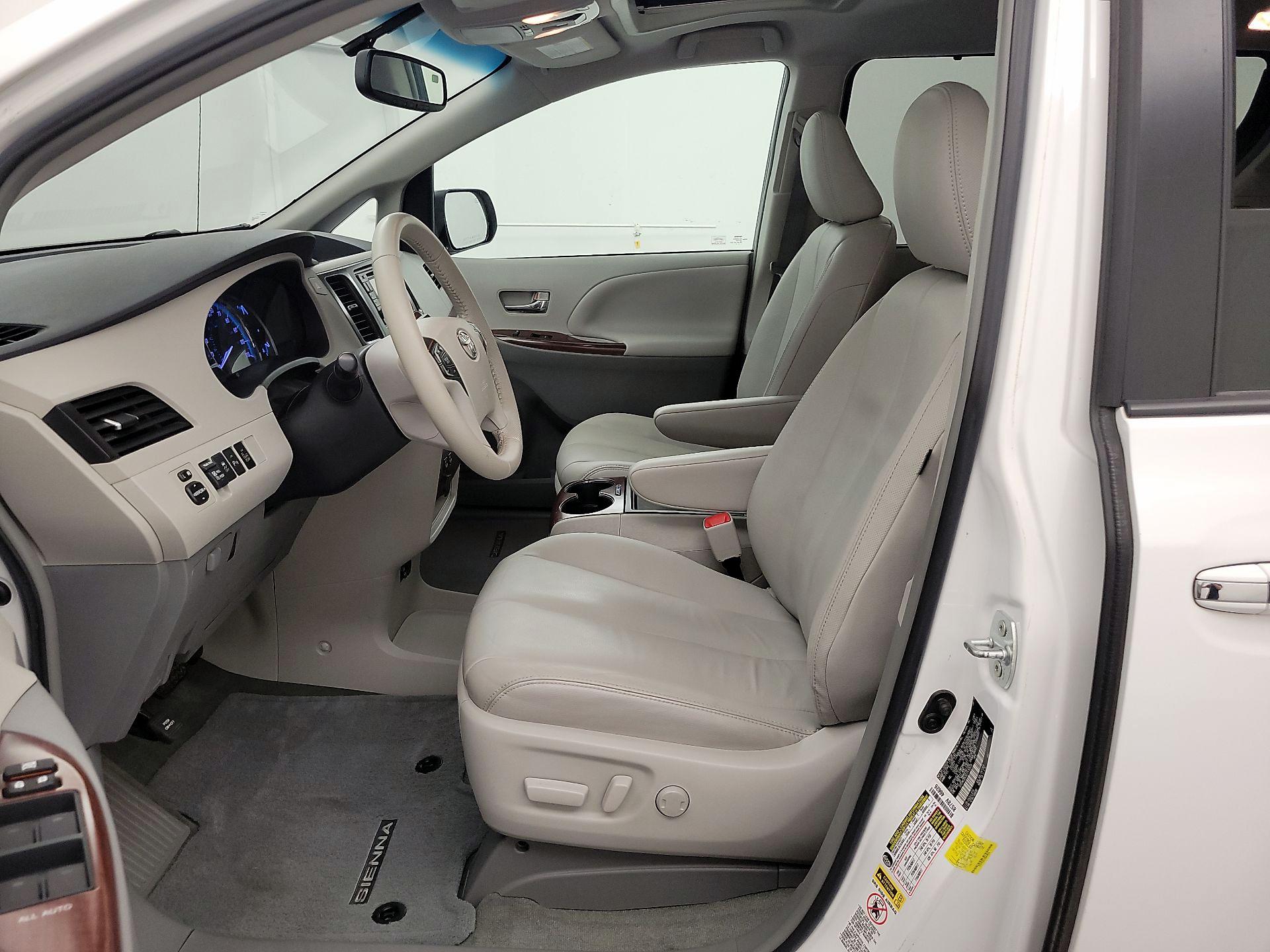 Thumbnail: 2014 Toyota Sienna - 11