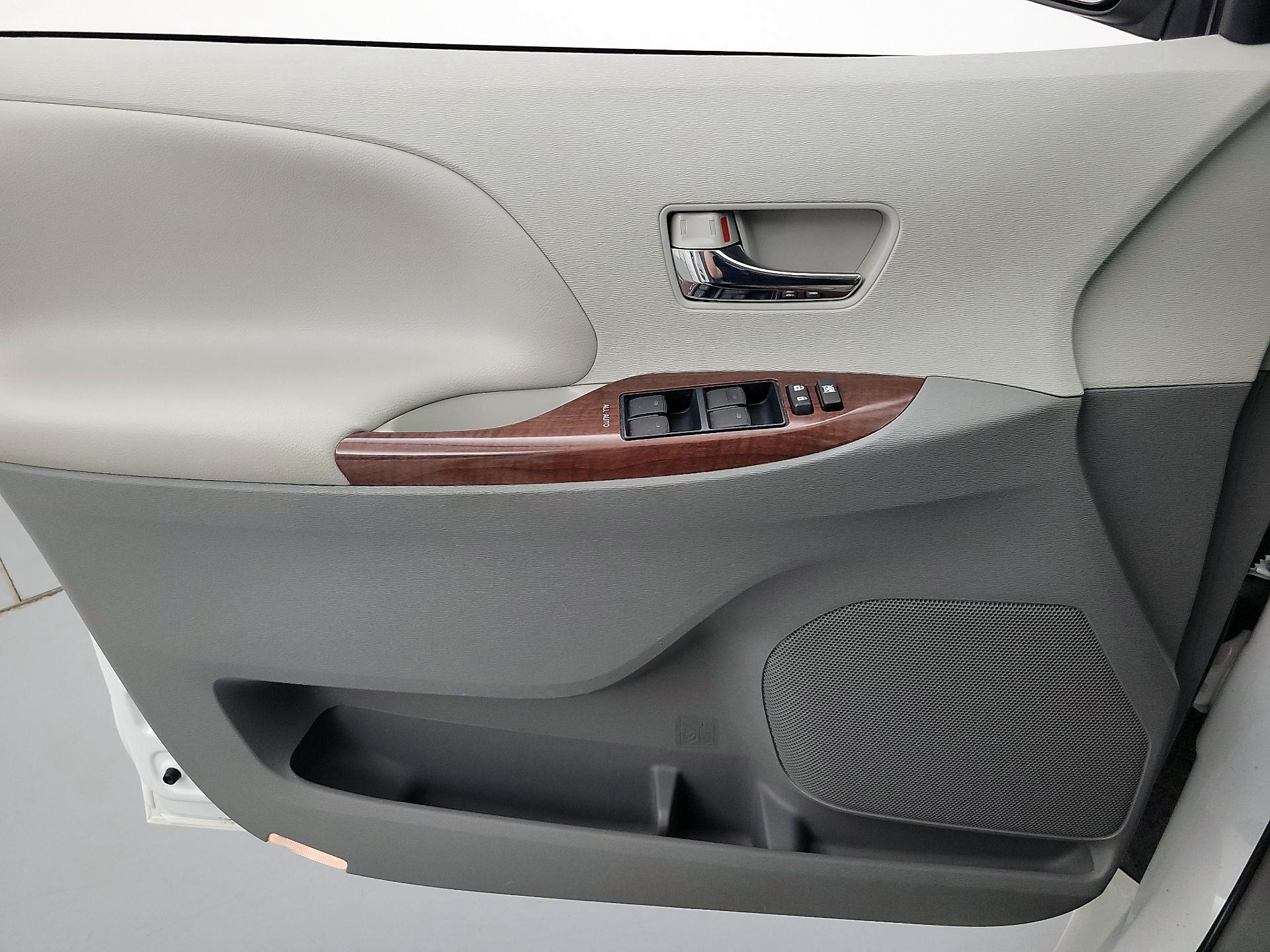 Thumbnail: 2014 Toyota Sienna - 12