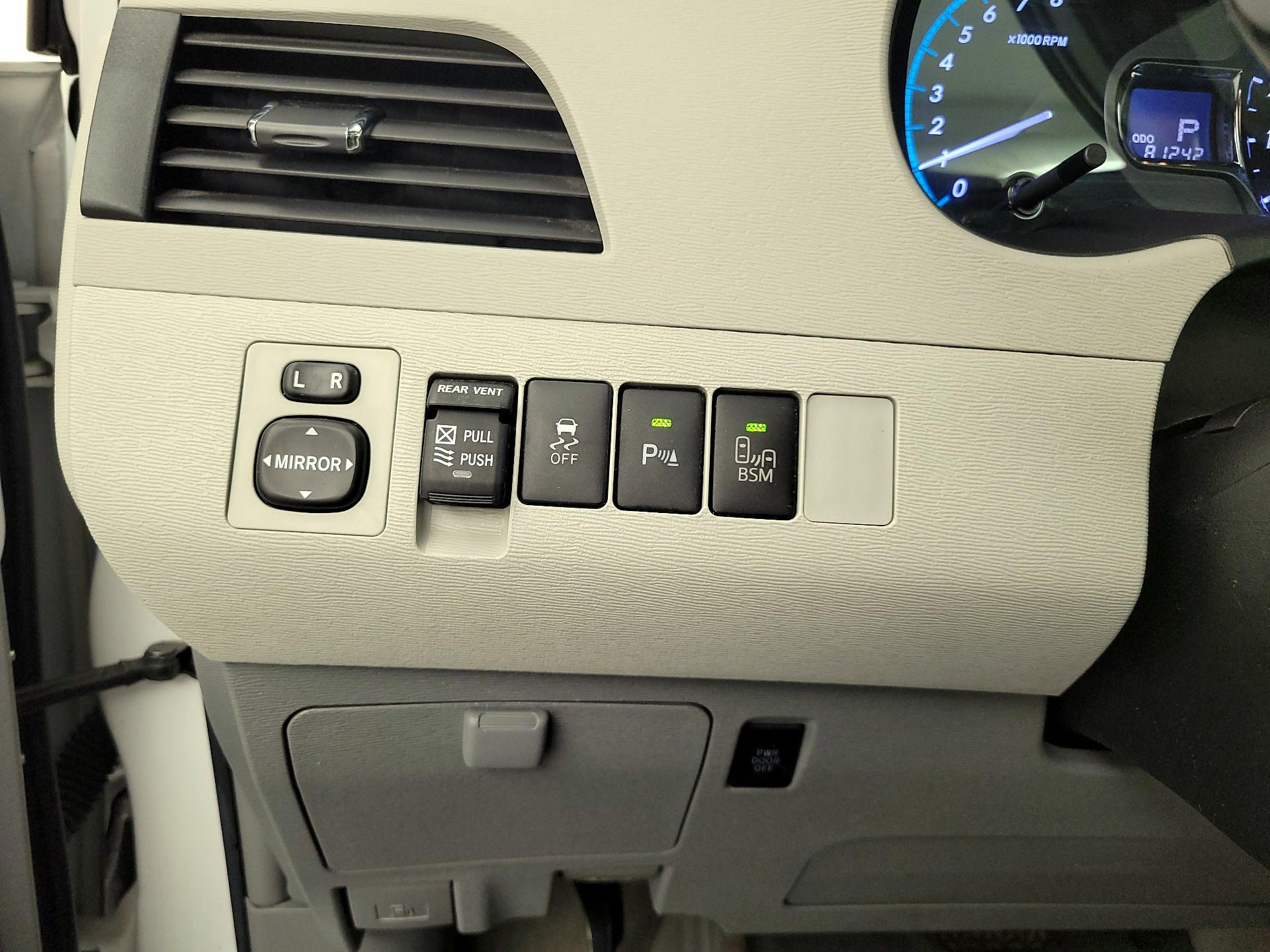 Thumbnail: 2014 Toyota Sienna - 13