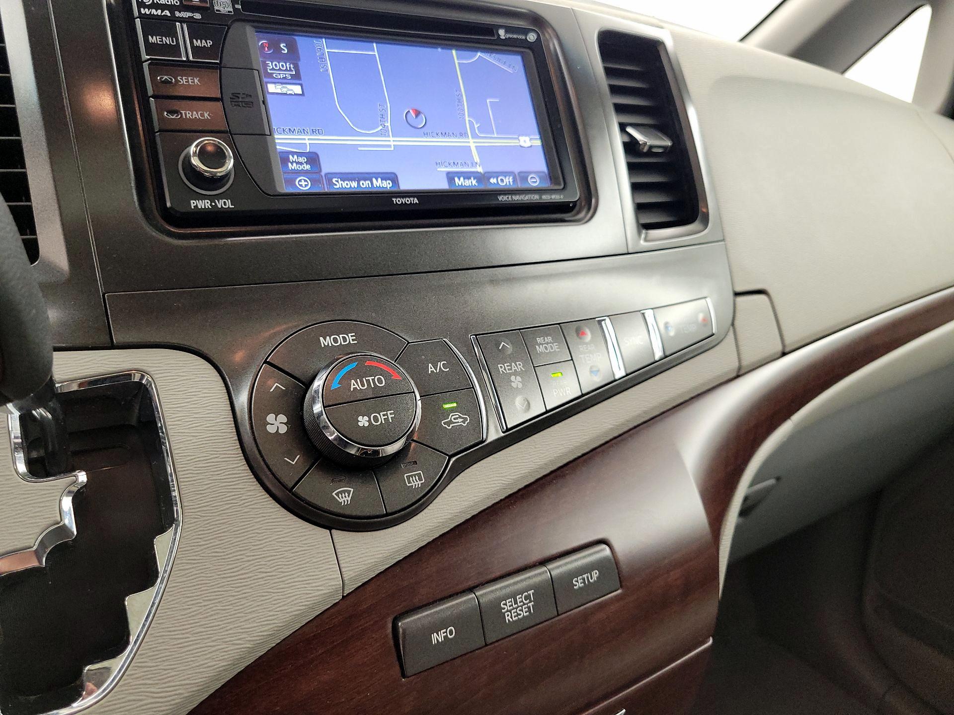 Thumbnail: 2014 Toyota Sienna - 17