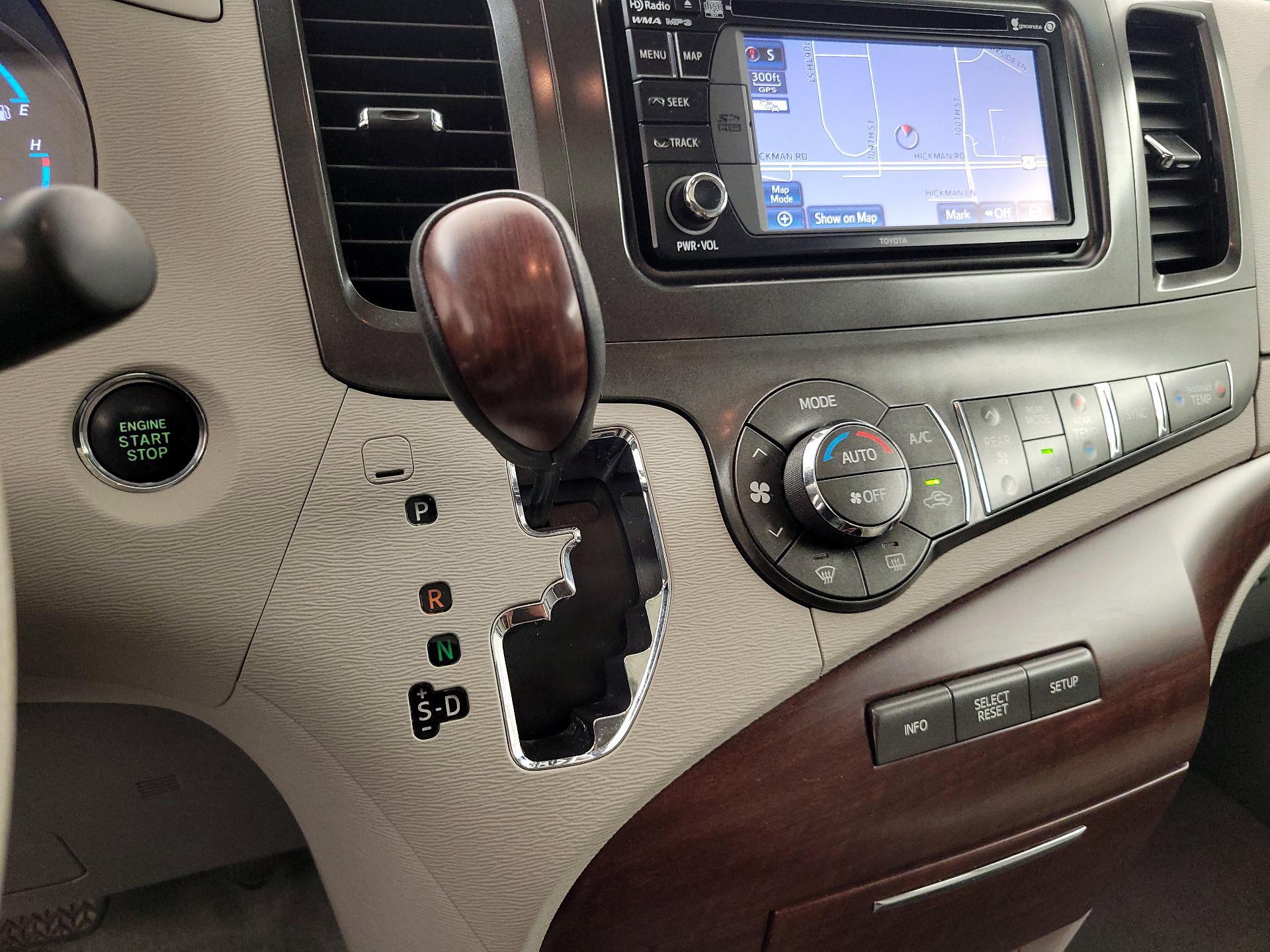 Thumbnail: 2014 Toyota Sienna - 18