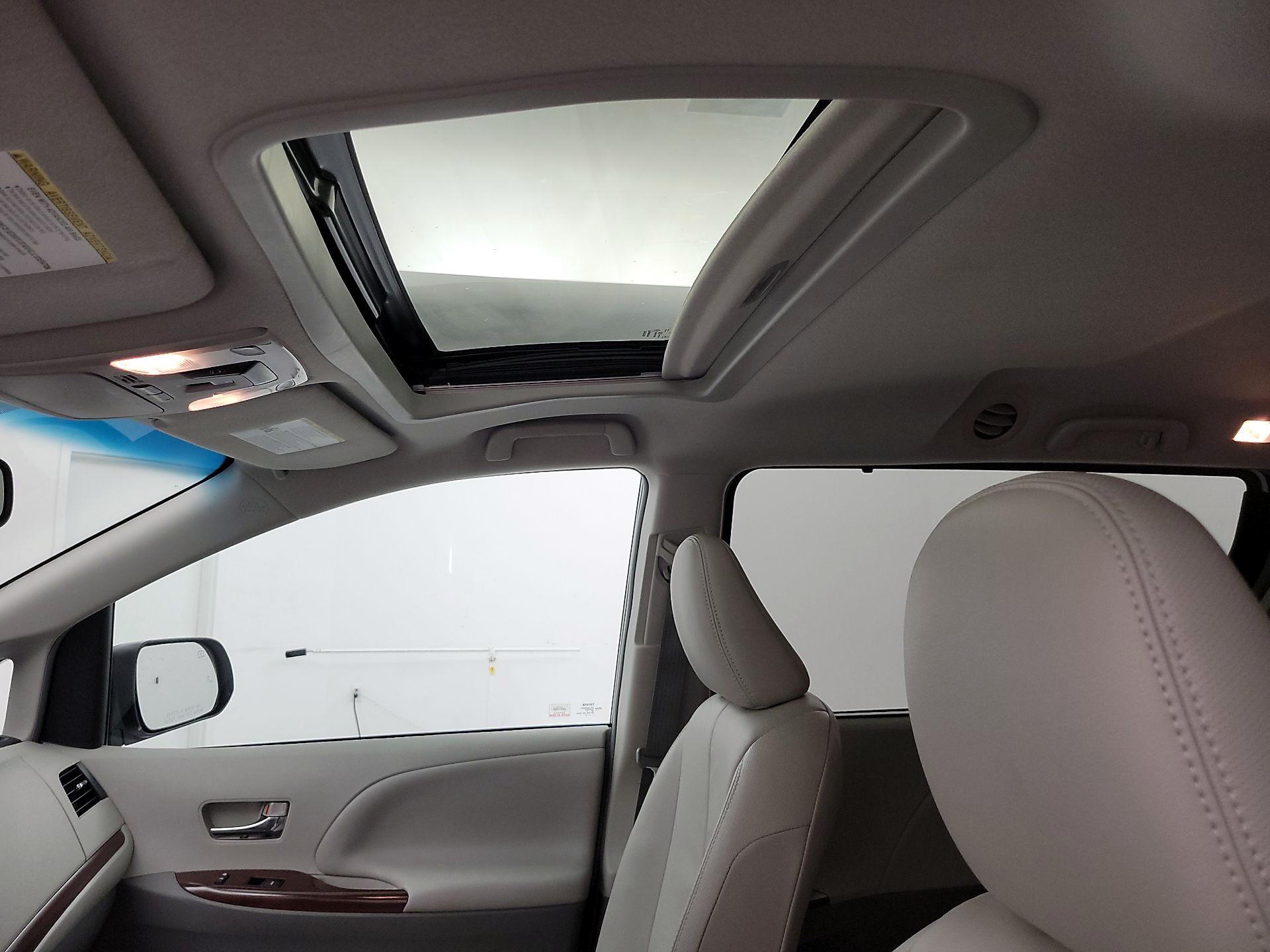 Thumbnail: 2014 Toyota Sienna - 20
