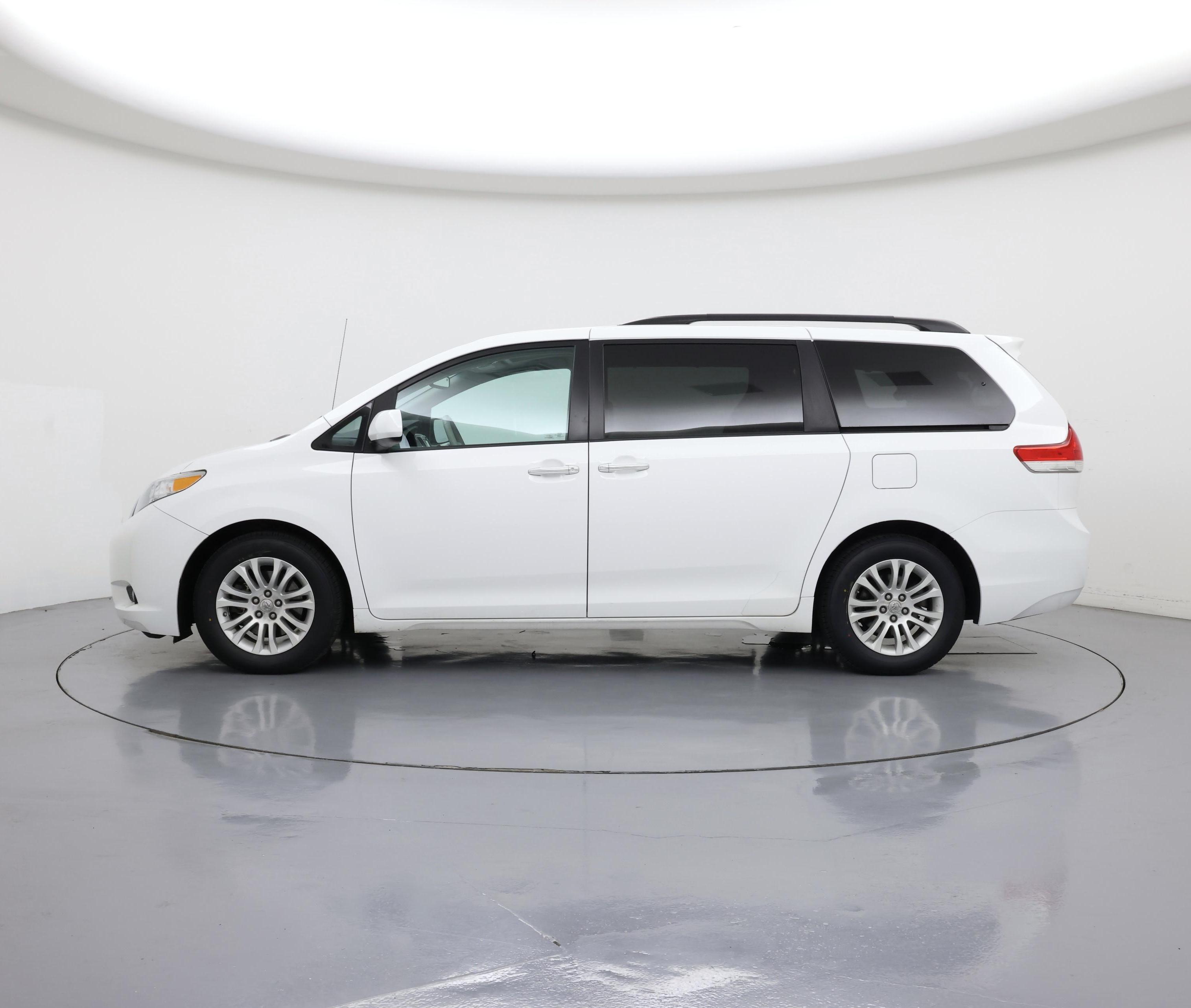 Thumbnail: 2014 Toyota Sienna - 3