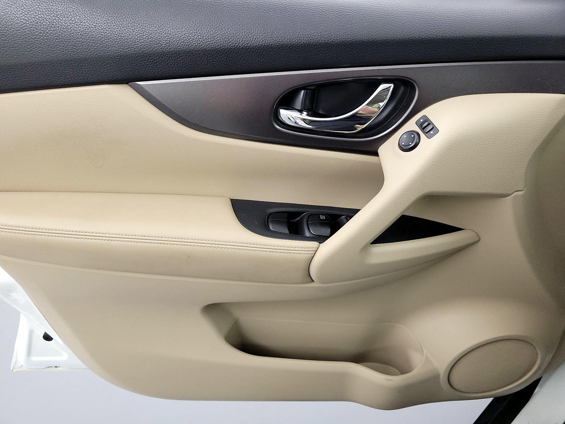 Thumbnail: 2016 Nissan Rogue - 12