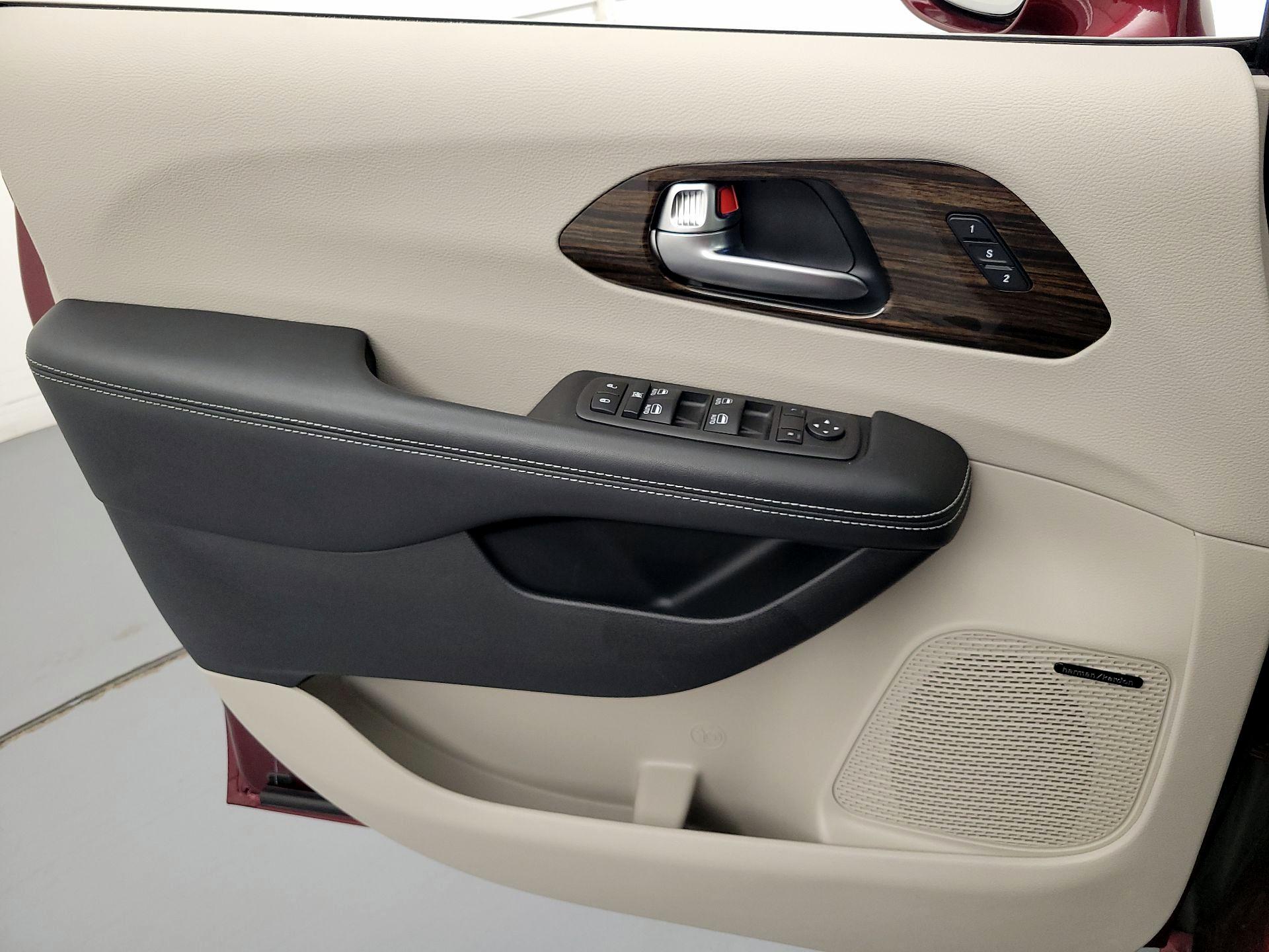Thumbnail: 2022 Chrysler Pacifica - 12