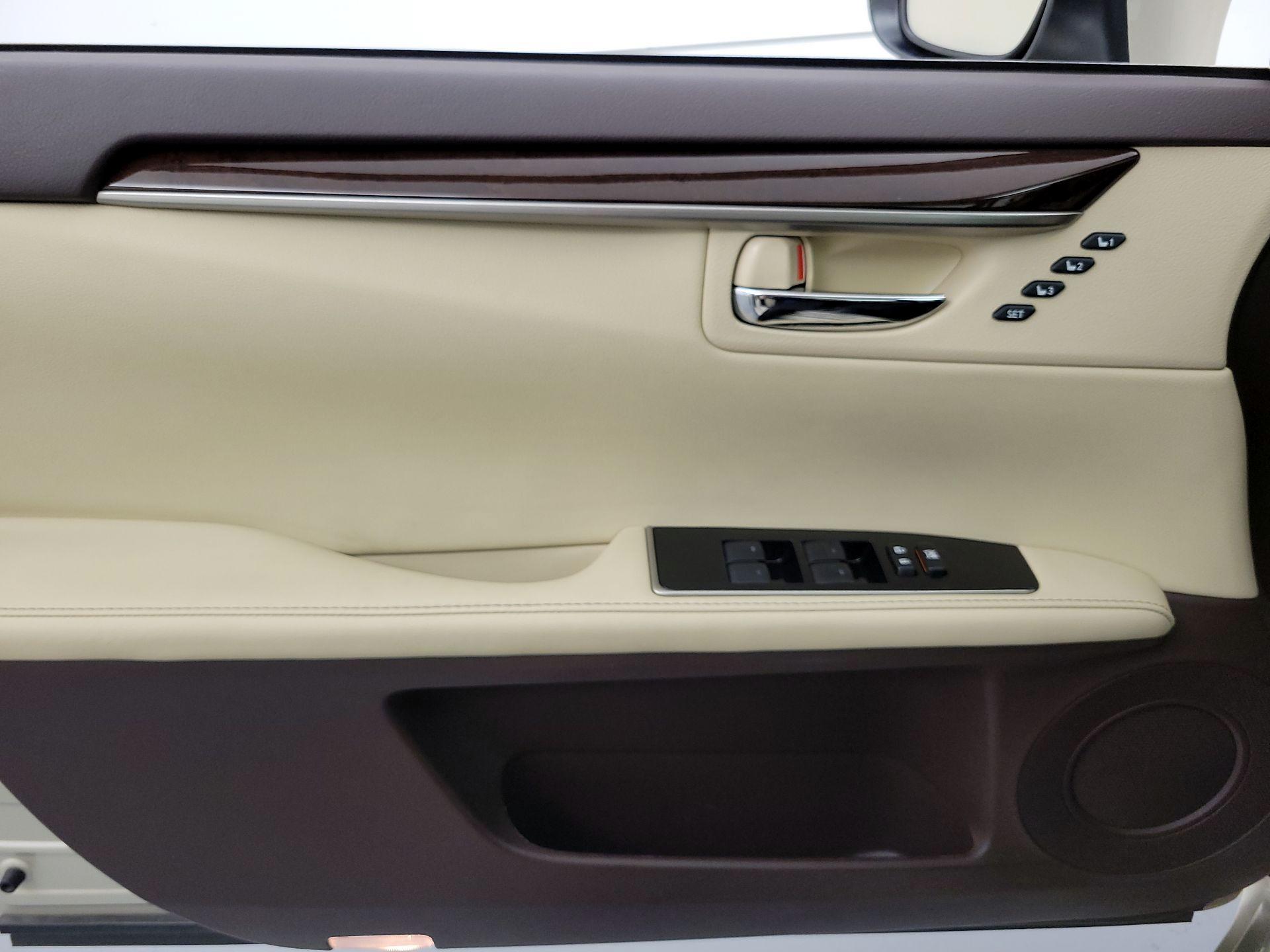 Thumbnail: 2017 Lexus ES - 12