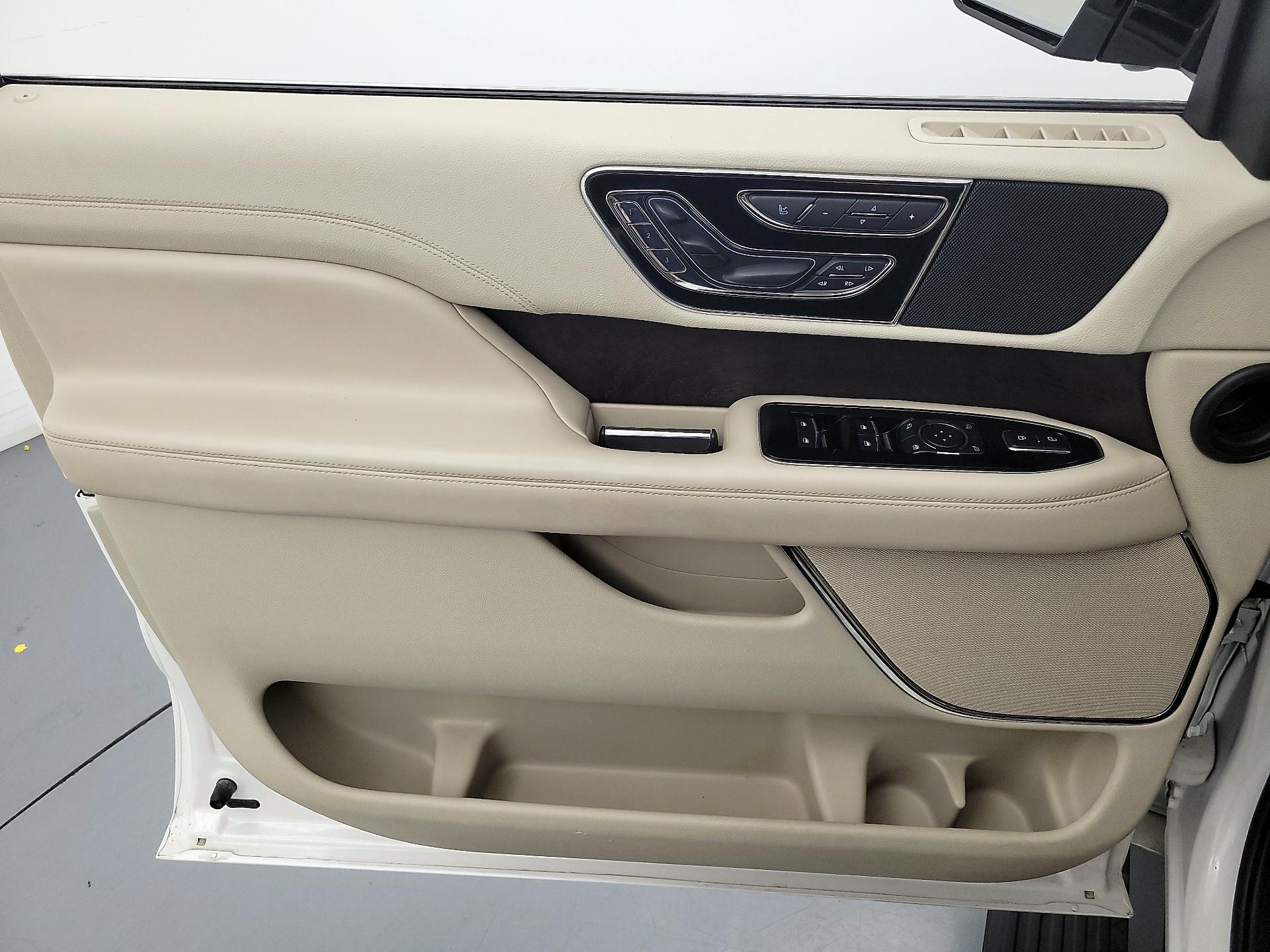 Thumbnail: 2019 Lincoln Navigator - 12