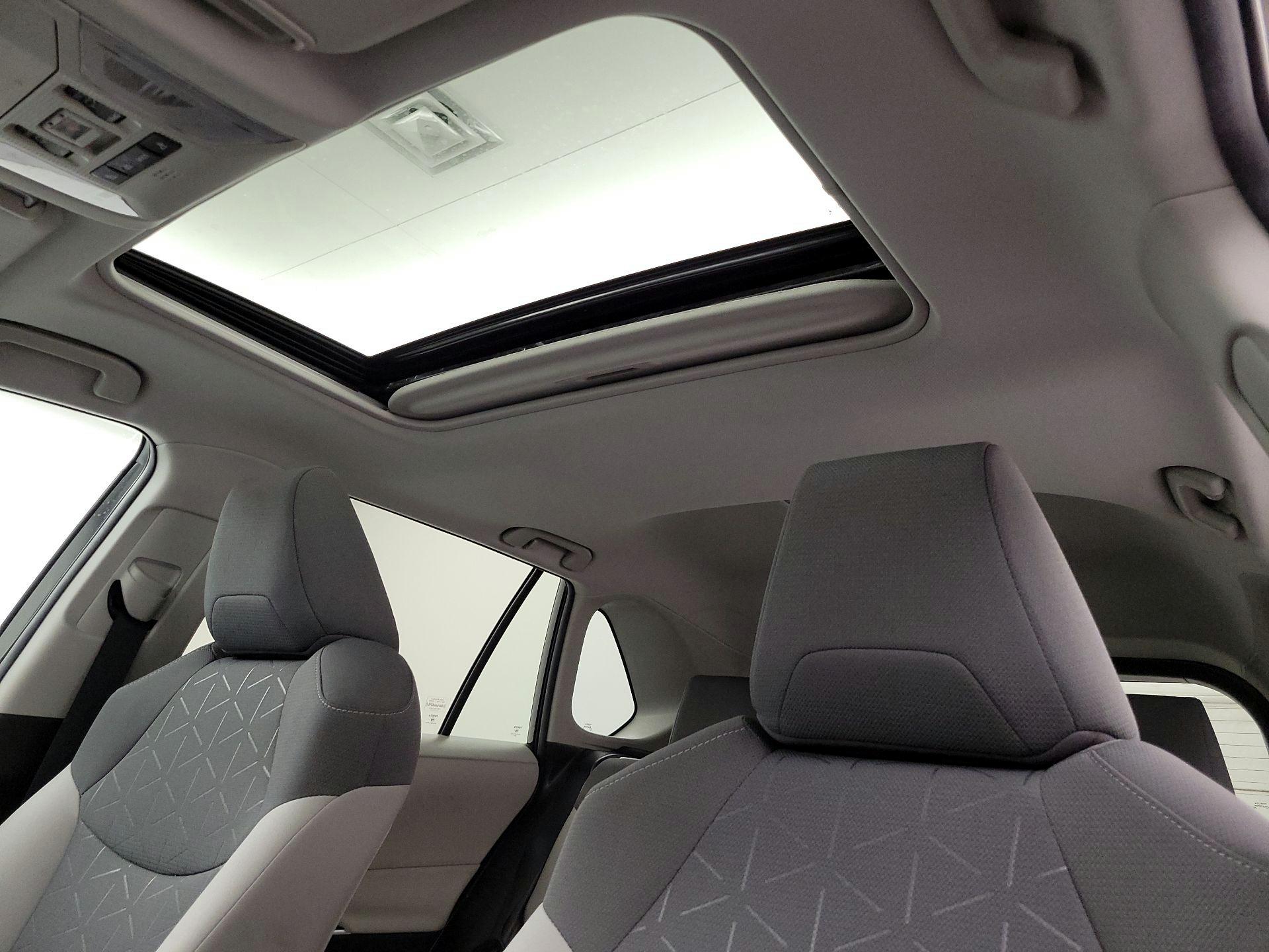 Thumbnail: 2021 Toyota RAV4 - 19