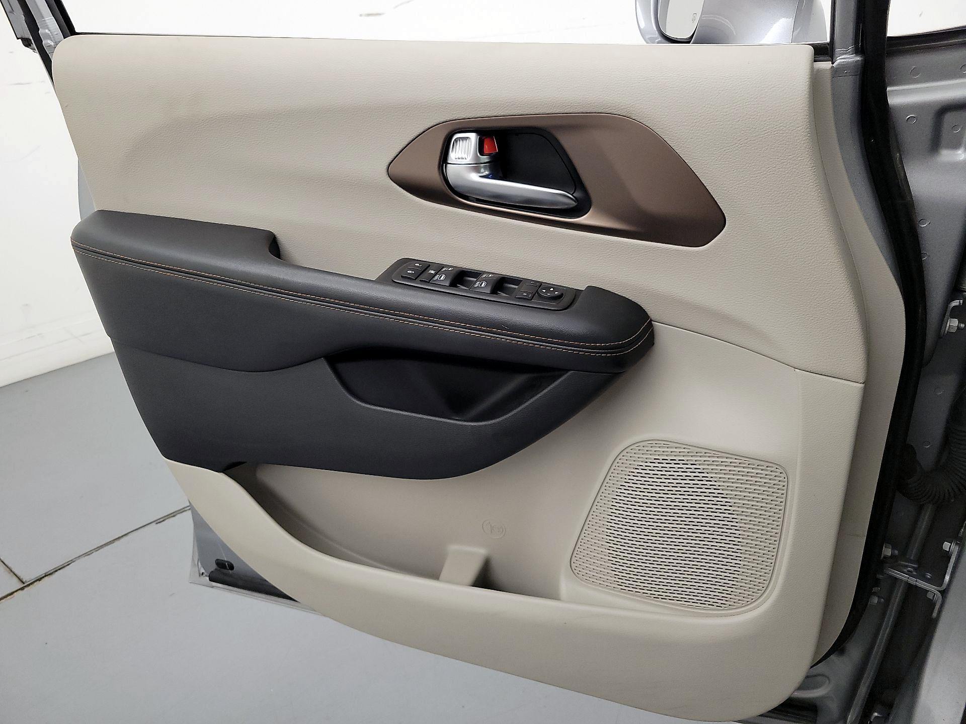 Thumbnail: 2019 Chrysler Pacifica - 12