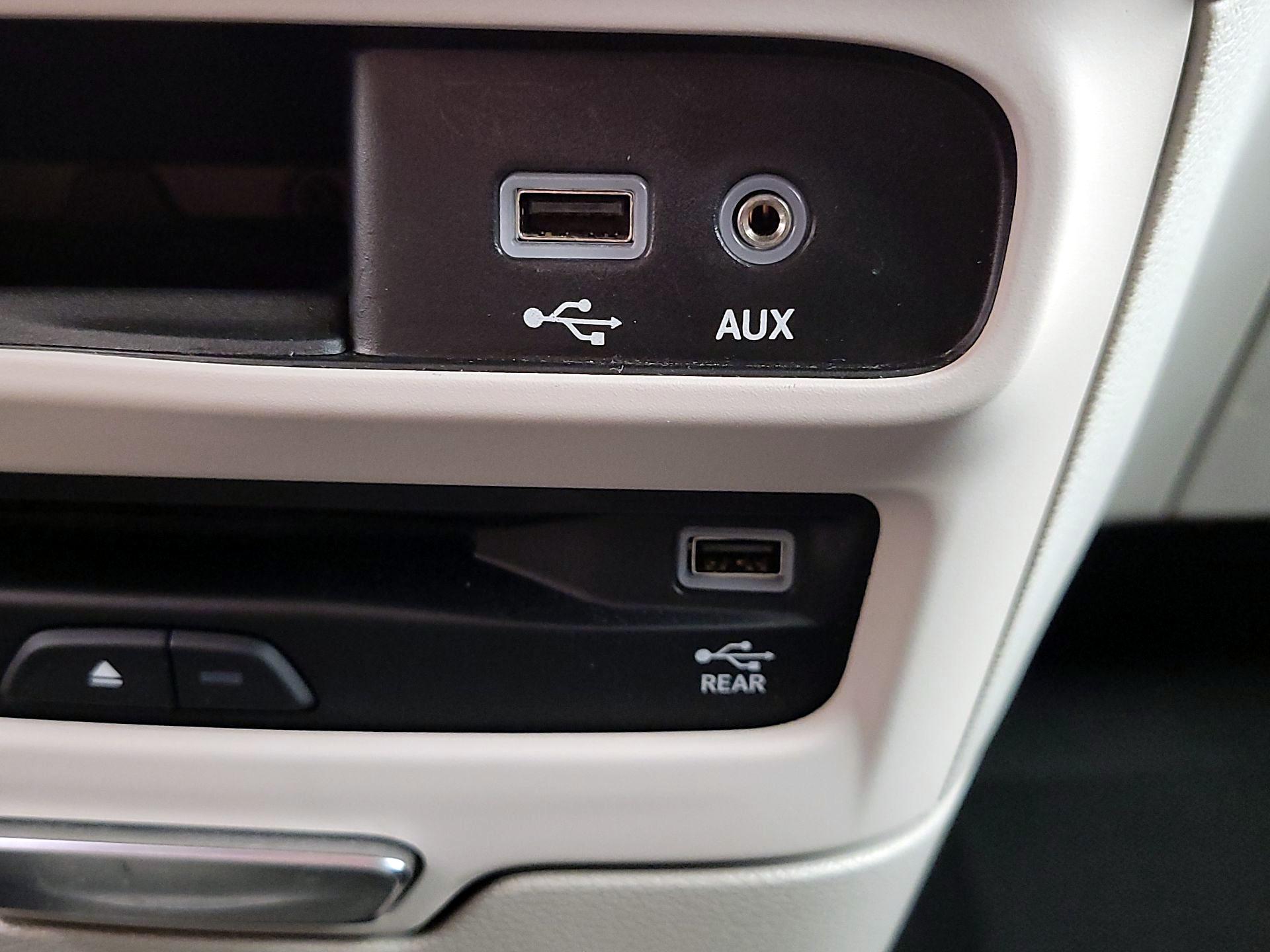 Thumbnail: 2019 Chrysler Pacifica - 19