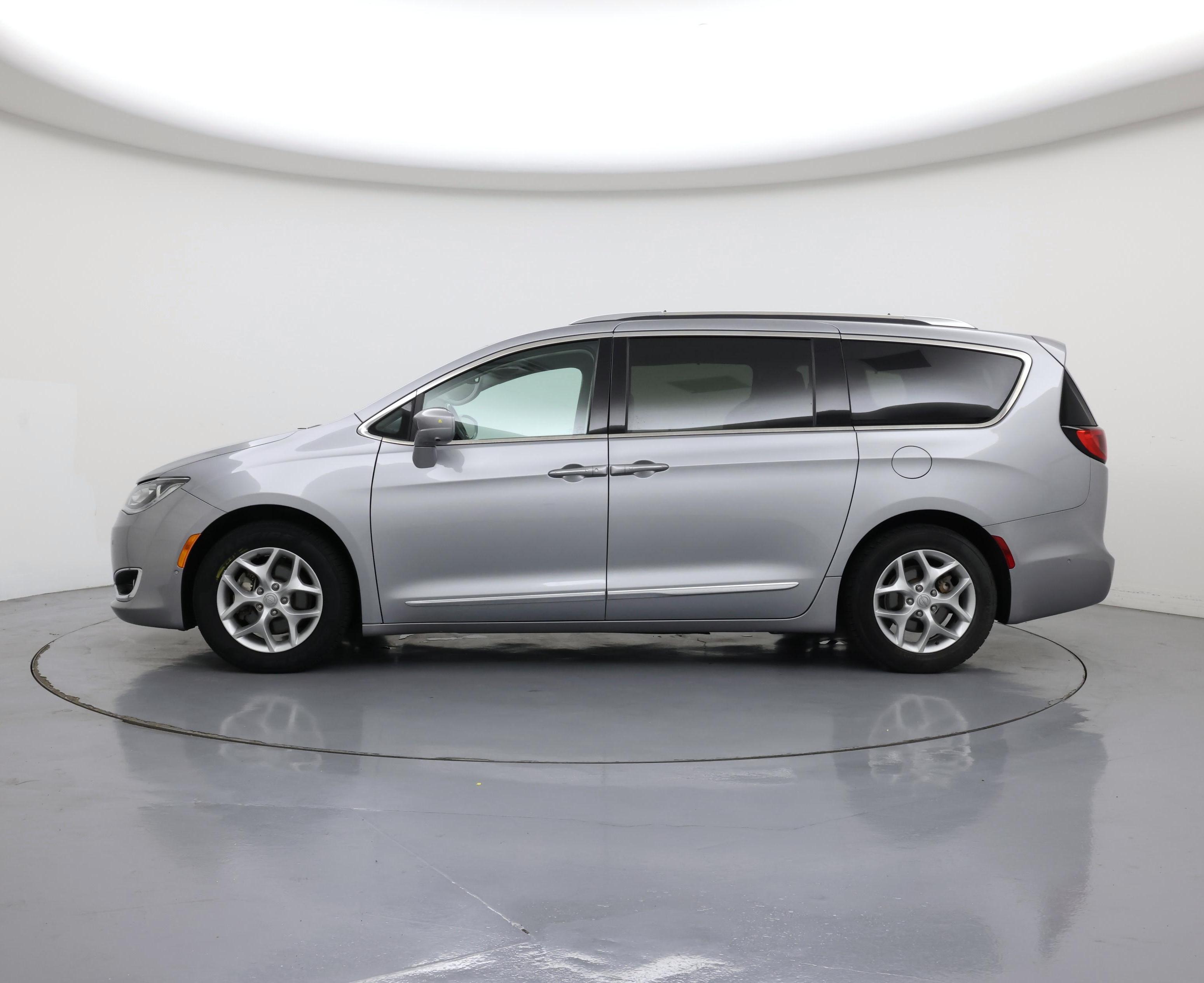 Thumbnail: 2019 Chrysler Pacifica - 3