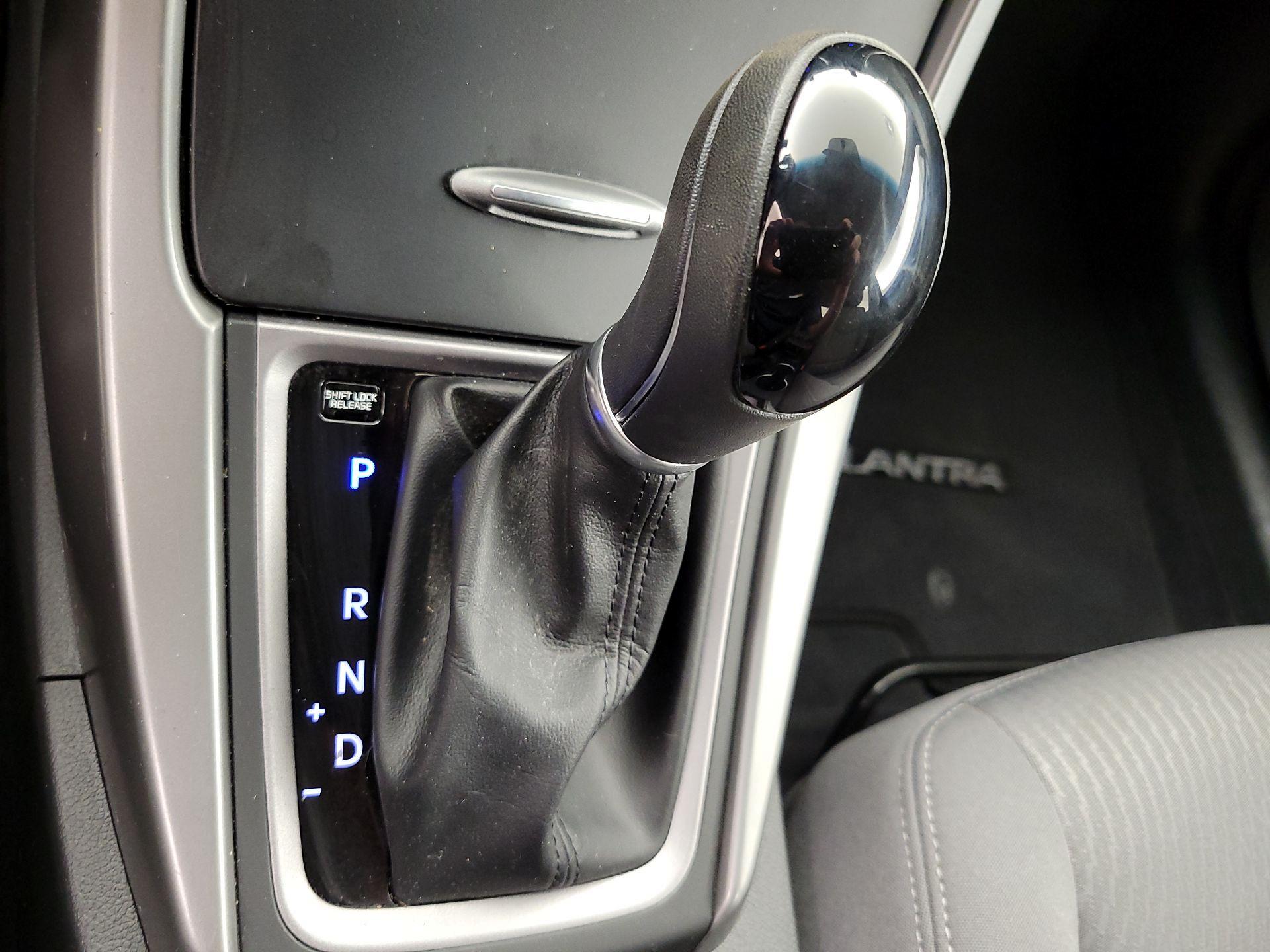 Thumbnail: 2015 Hyundai Elantra - 17