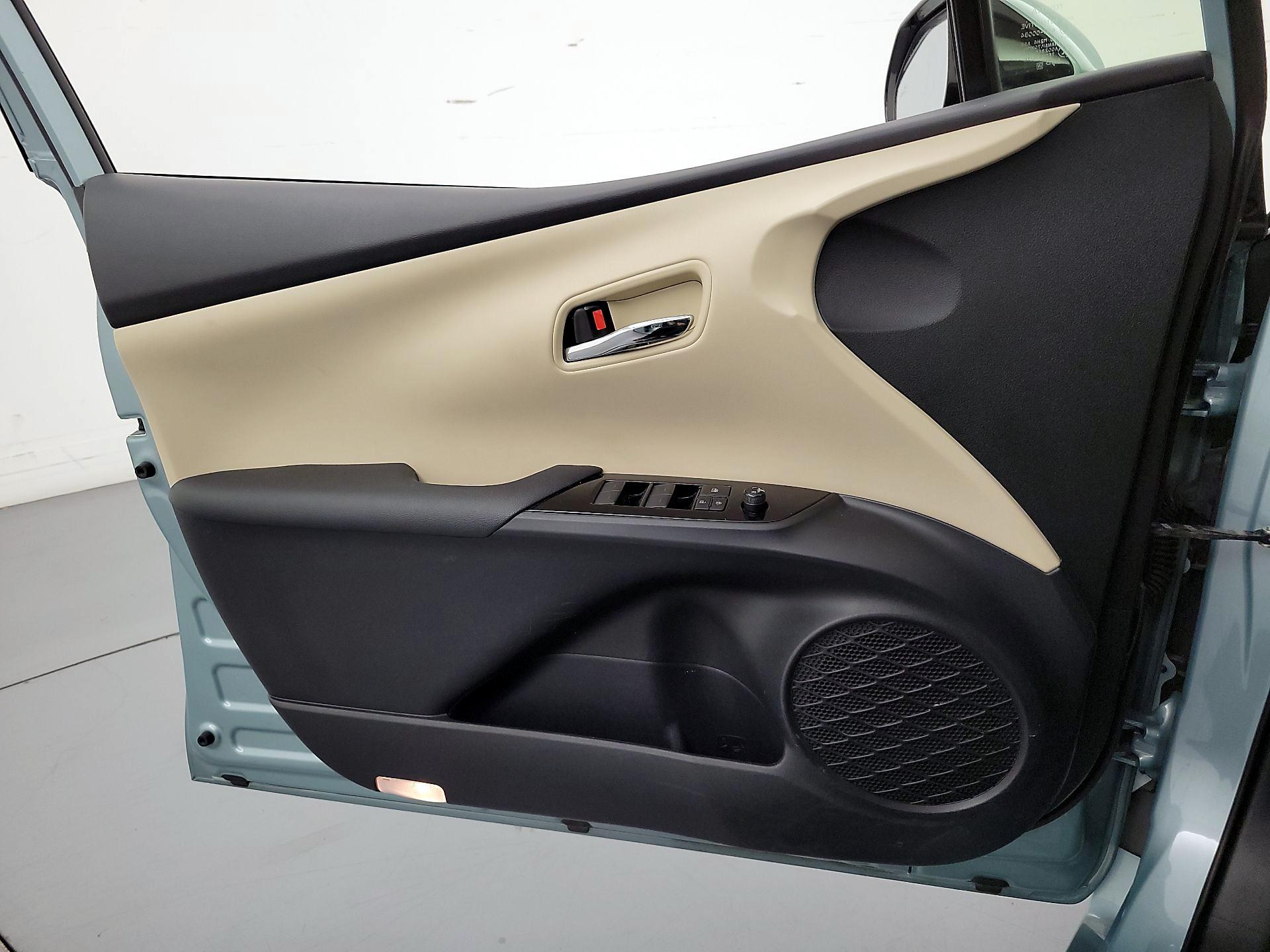 Thumbnail: 2019 Toyota Prius - 12