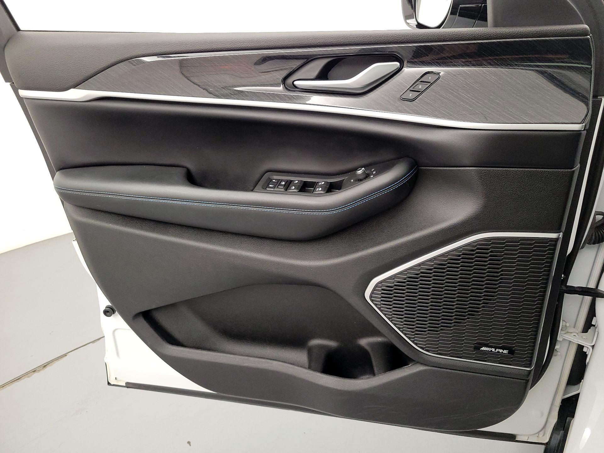 Thumbnail: 2022 Jeep Grand Cherokee - 12