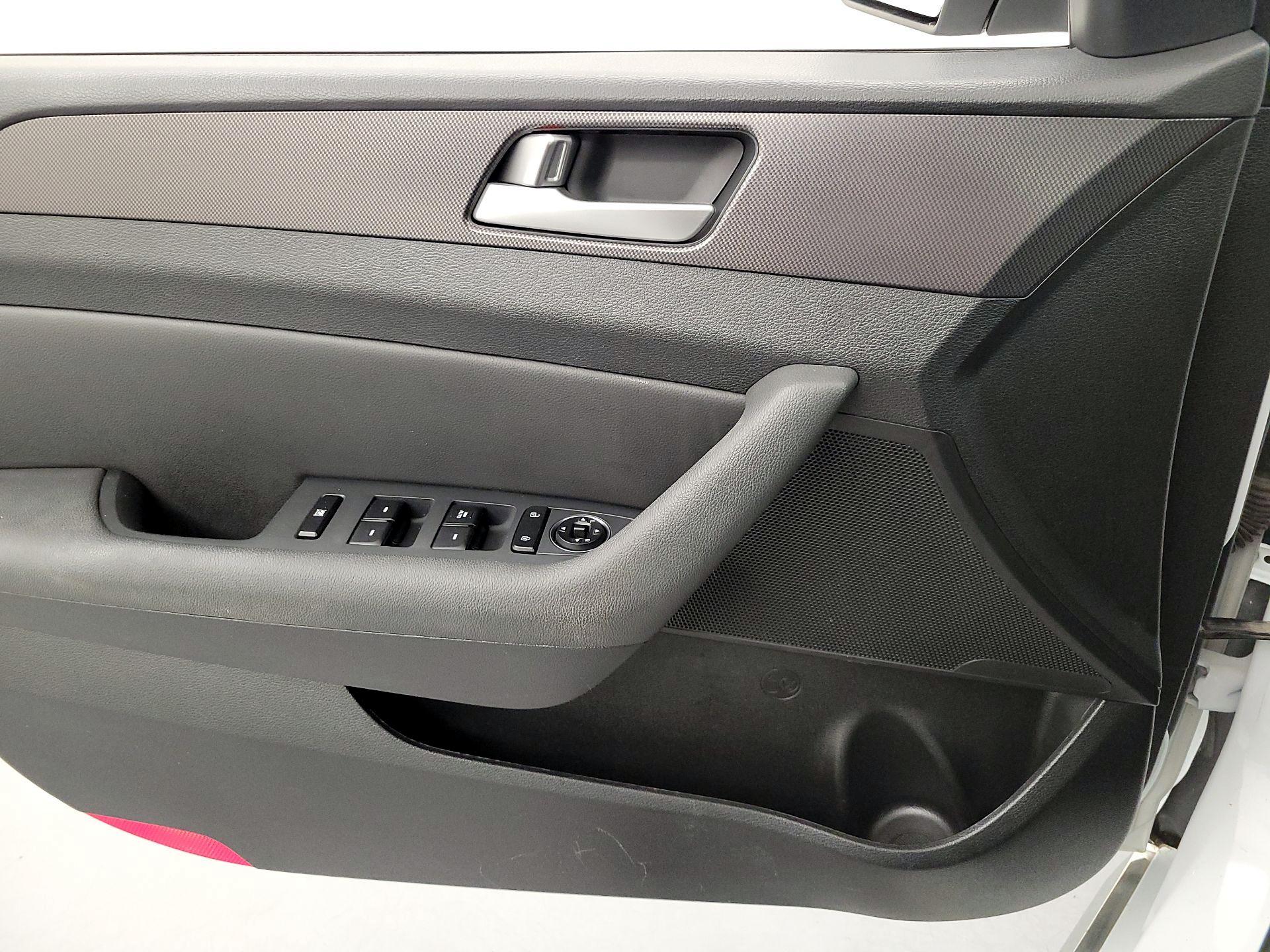 Thumbnail: 2016 Hyundai Sonata - 12
