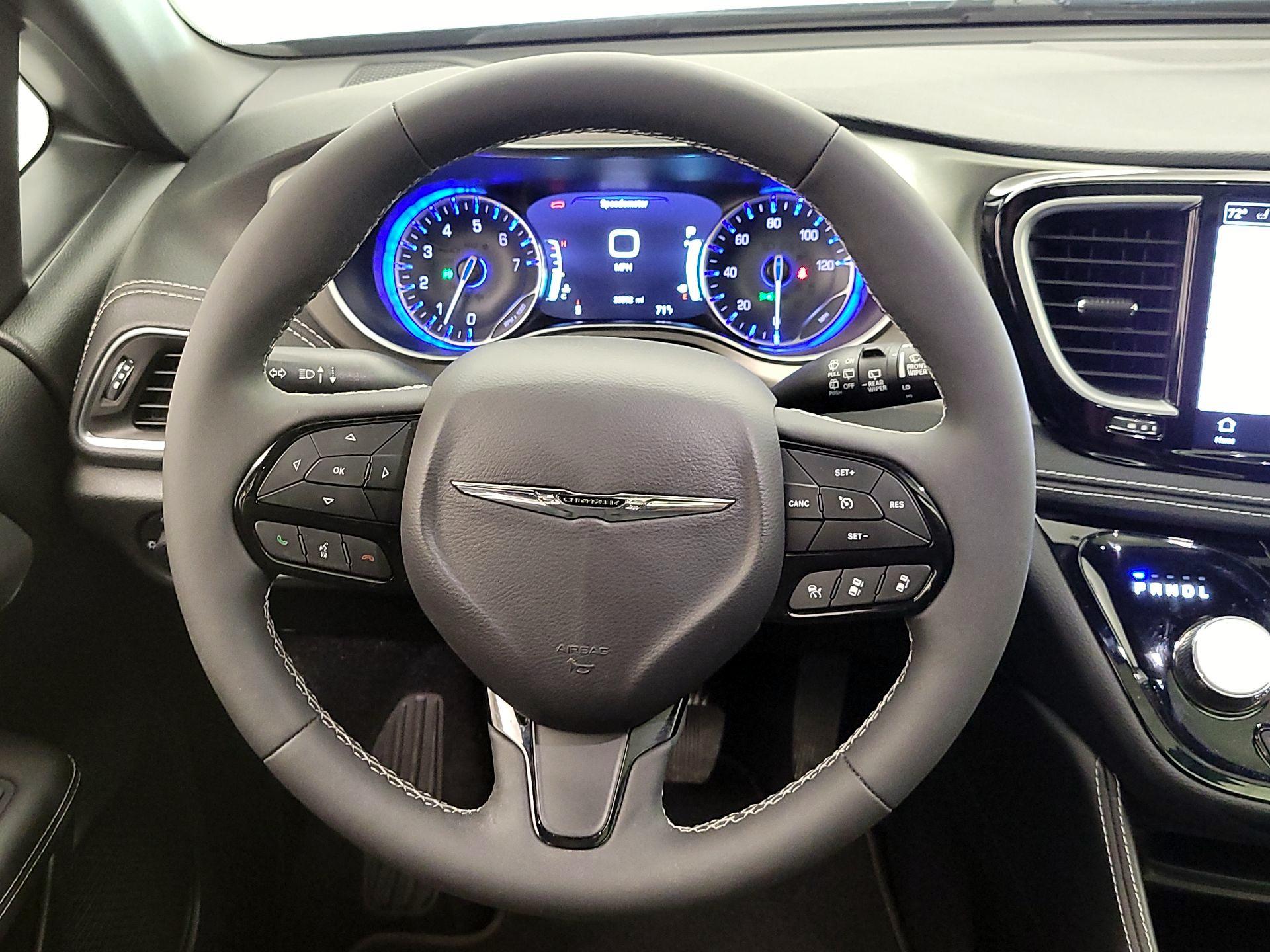 Thumbnail: 2023 Chrysler Pacifica - 10
