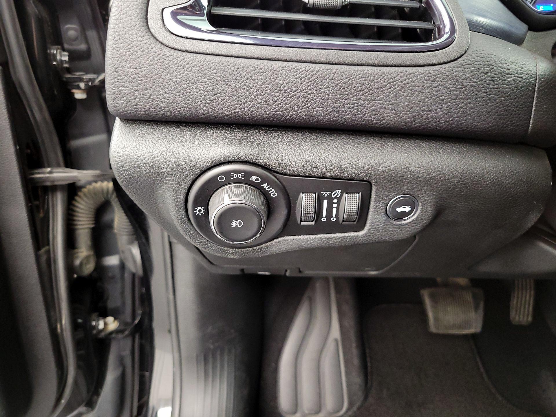 Thumbnail: 2015 Chrysler 200 - 13