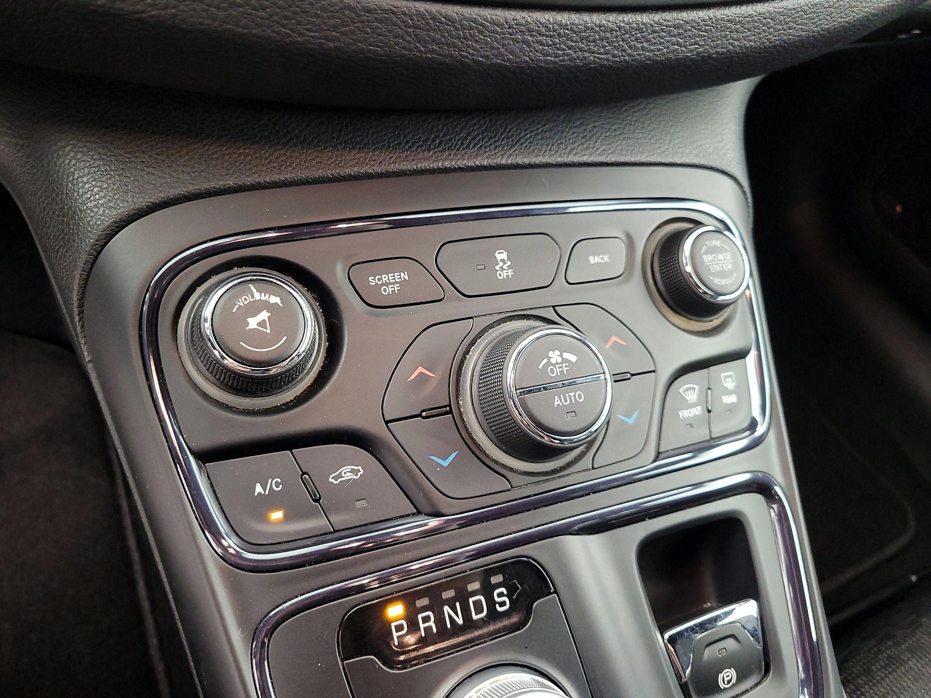 Thumbnail: 2015 Chrysler 200 - 17