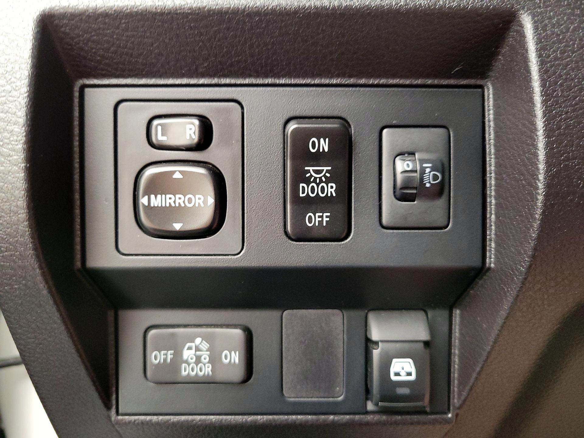 Thumbnail: 2015 Toyota Tundra - 13