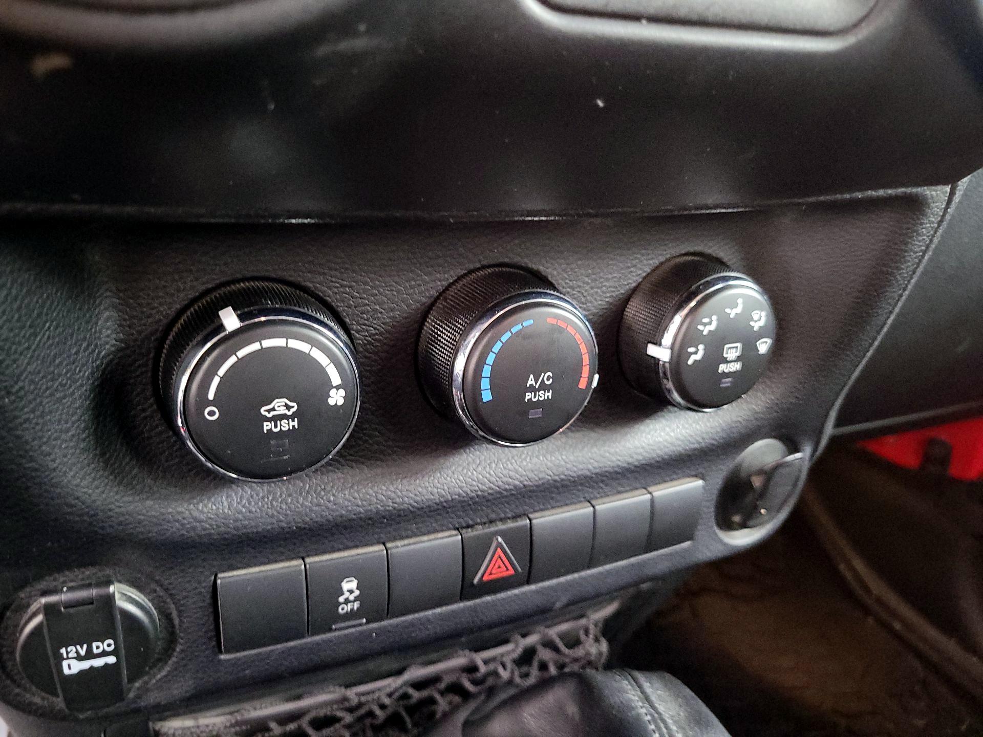 Thumbnail: 2016 Jeep Wrangler - 14