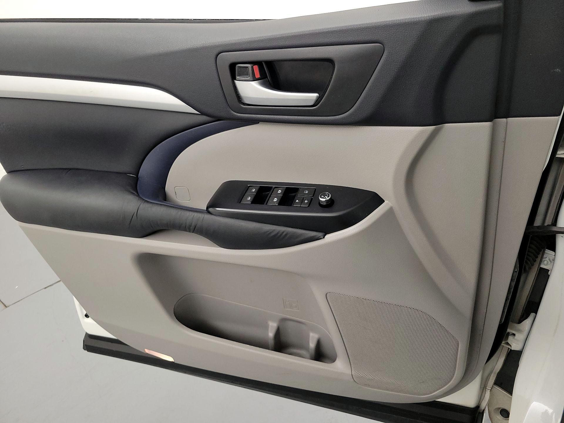 Thumbnail: 2015 Toyota Highlander - 12