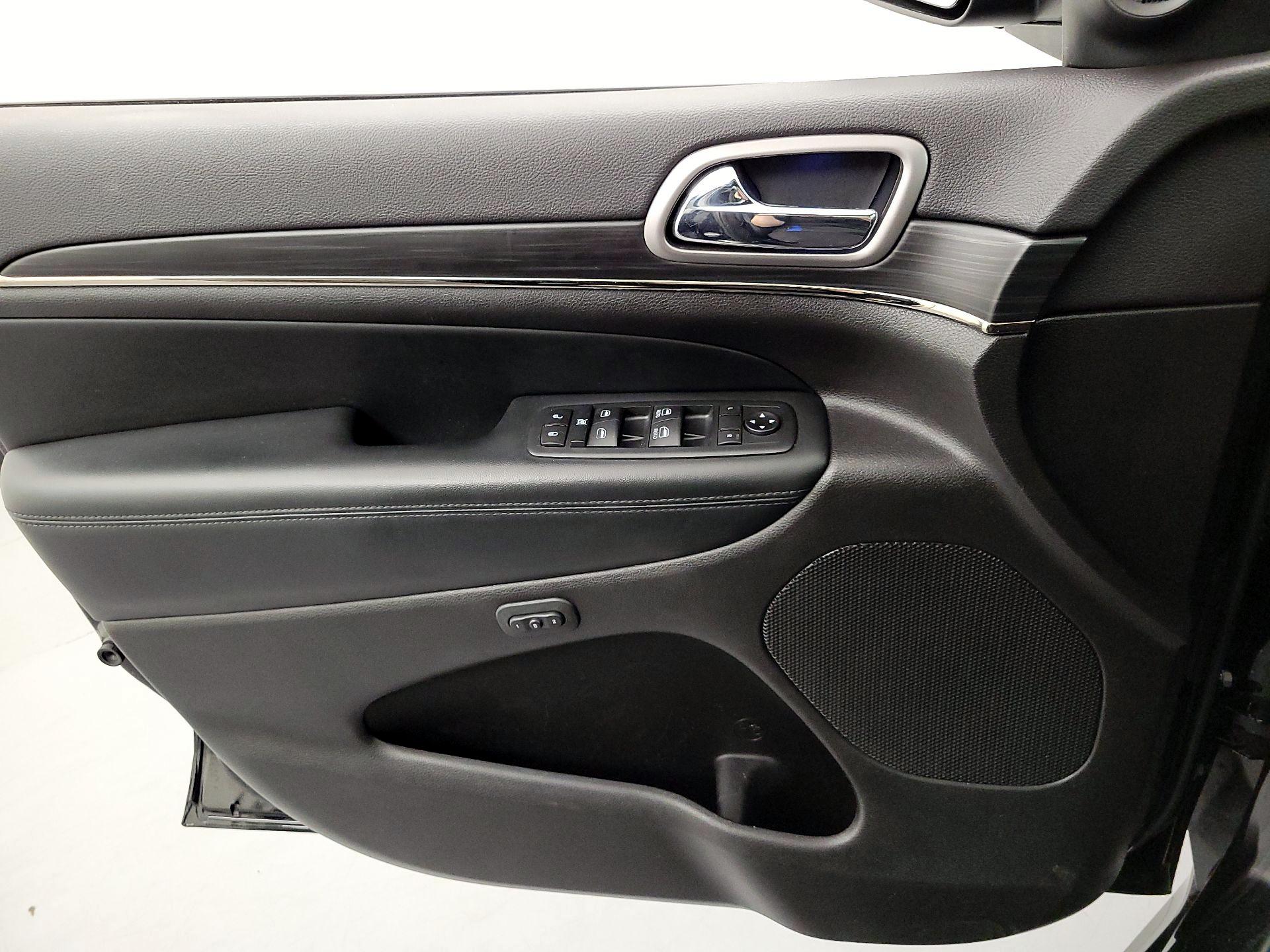 Thumbnail: 2020 Jeep Grand Cherokee - 12
