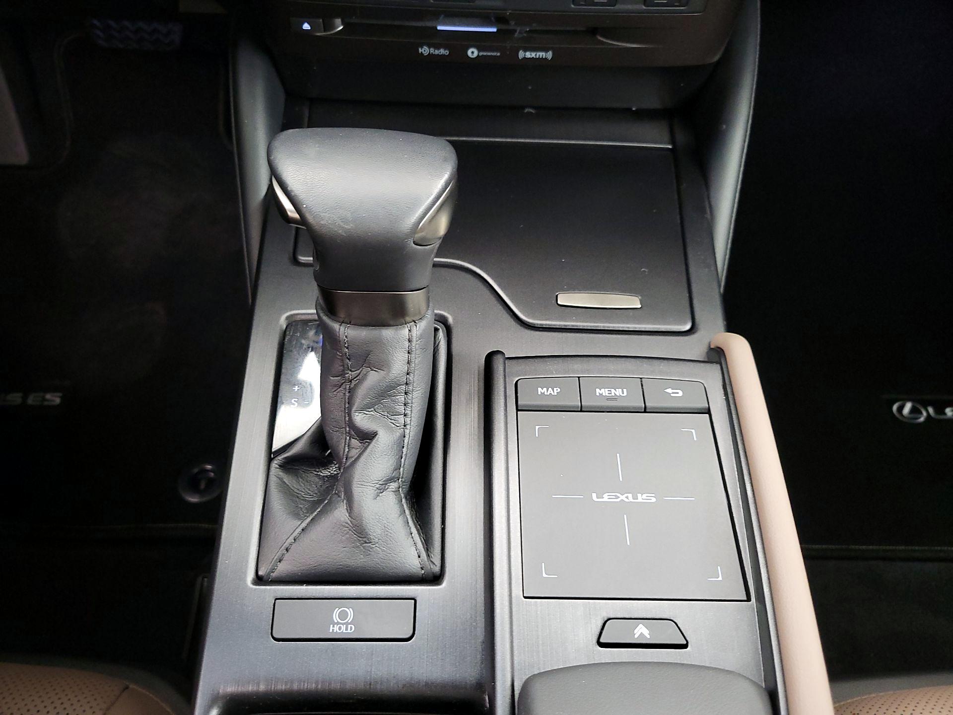 Thumbnail: 2022 Lexus ES - 17