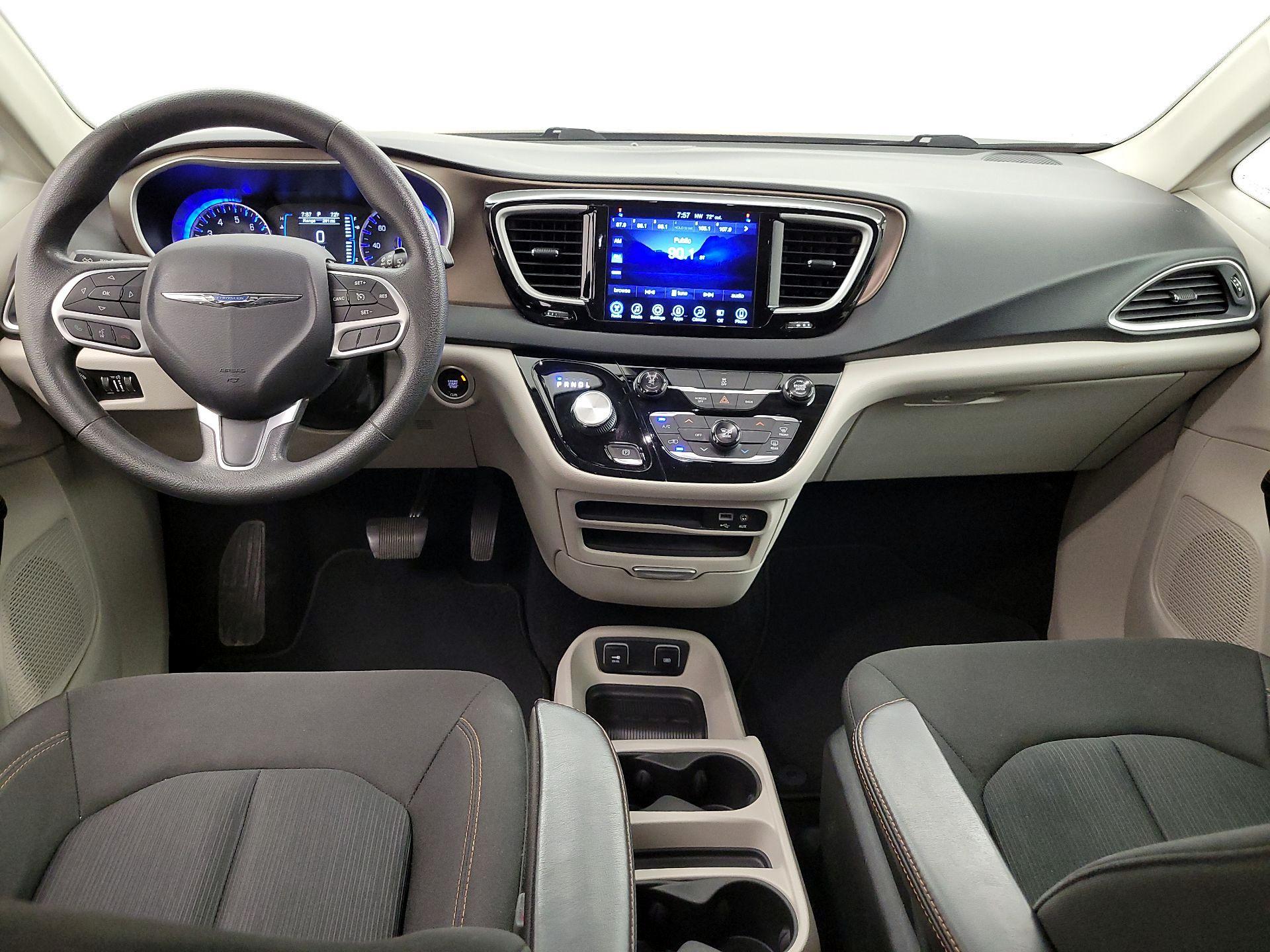 Thumbnail: 2017 Chrysler Pacifica - 9