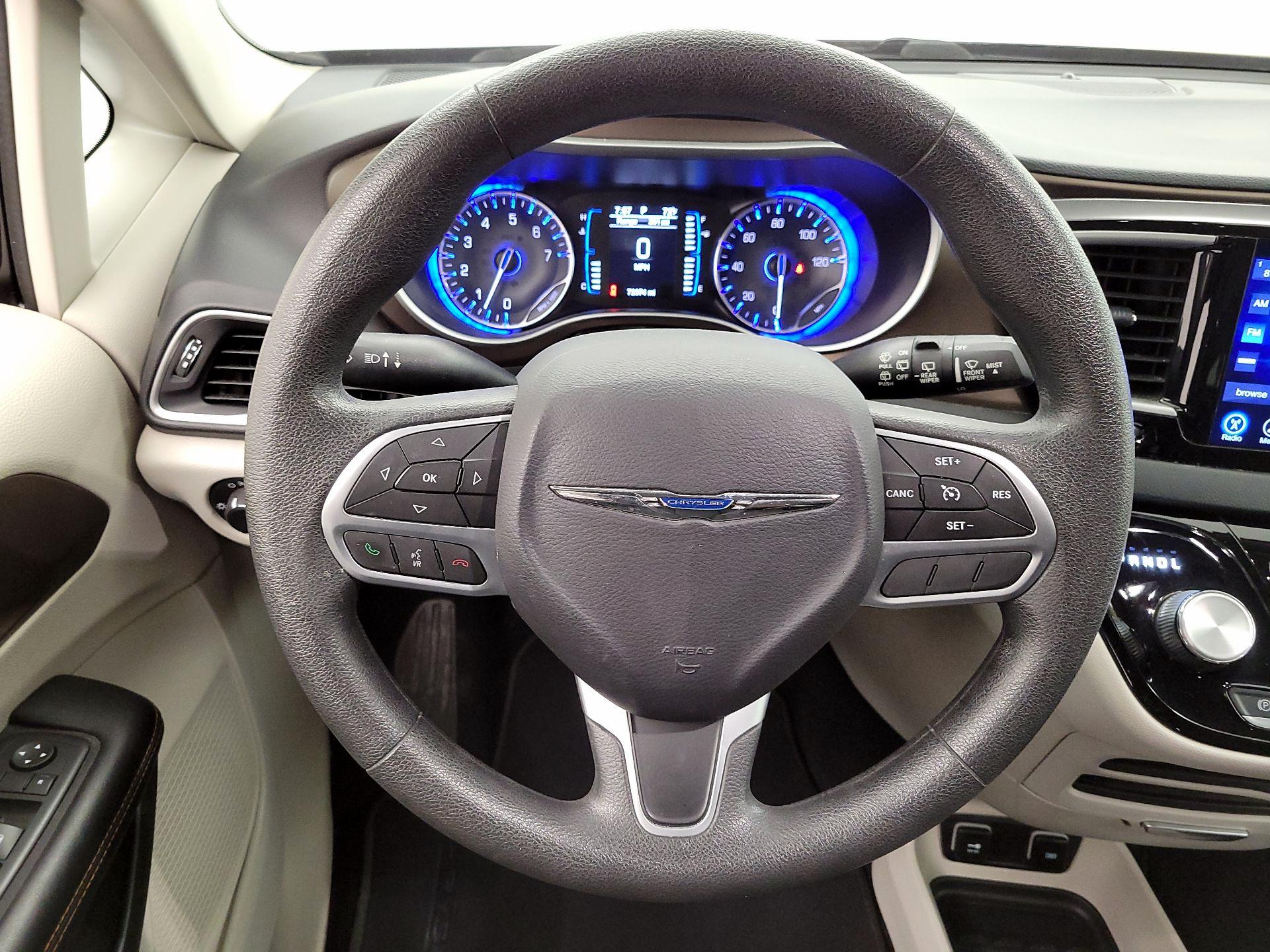 Thumbnail: 2017 Chrysler Pacifica - 10