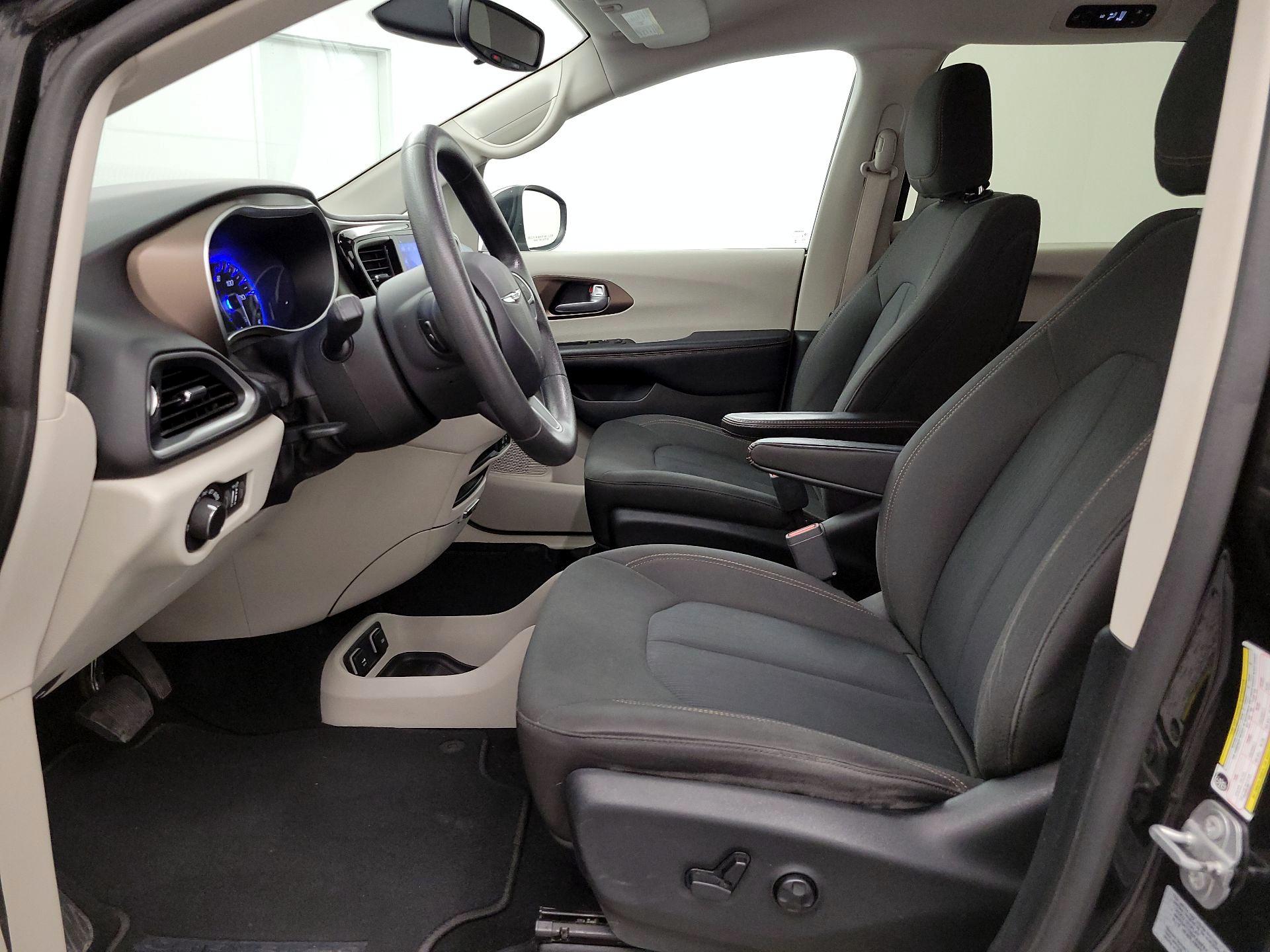Thumbnail: 2017 Chrysler Pacifica - 11