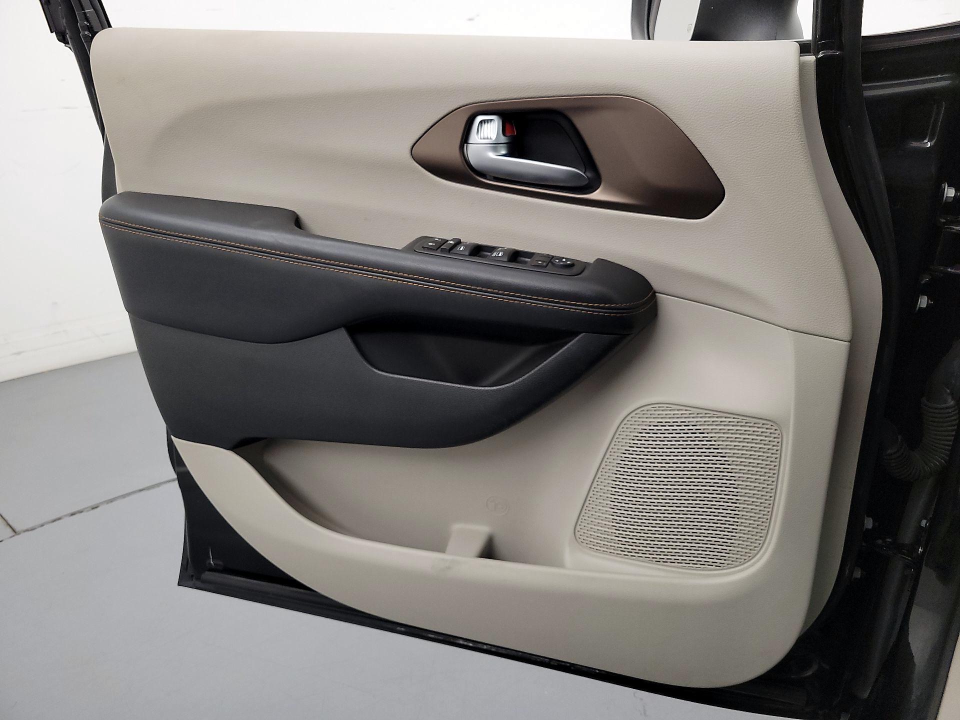 Thumbnail: 2017 Chrysler Pacifica - 12
