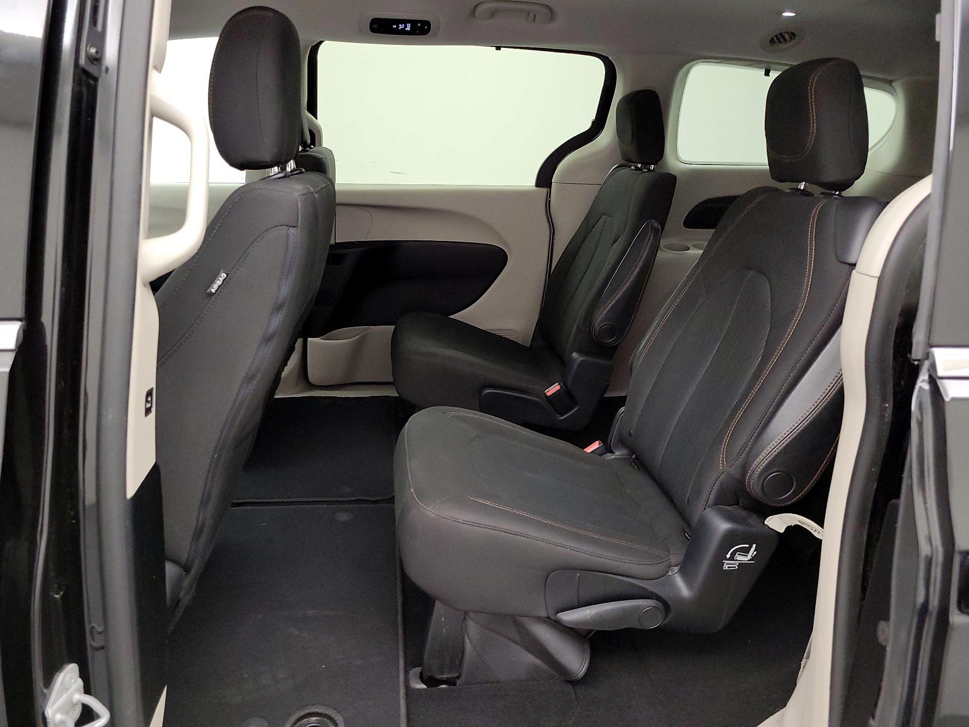 Thumbnail: 2017 Chrysler Pacifica - 18