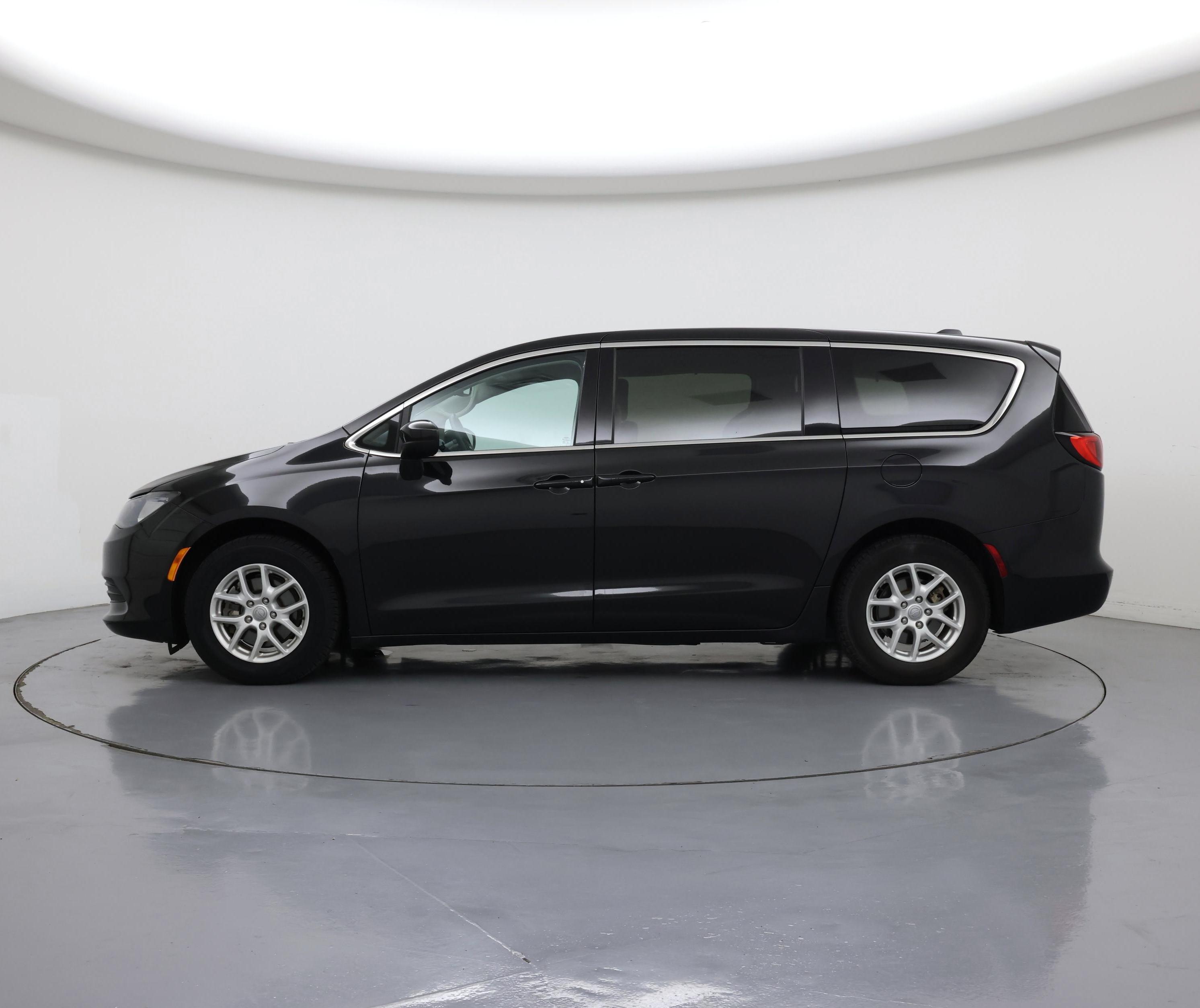 Thumbnail: 2017 Chrysler Pacifica - 3